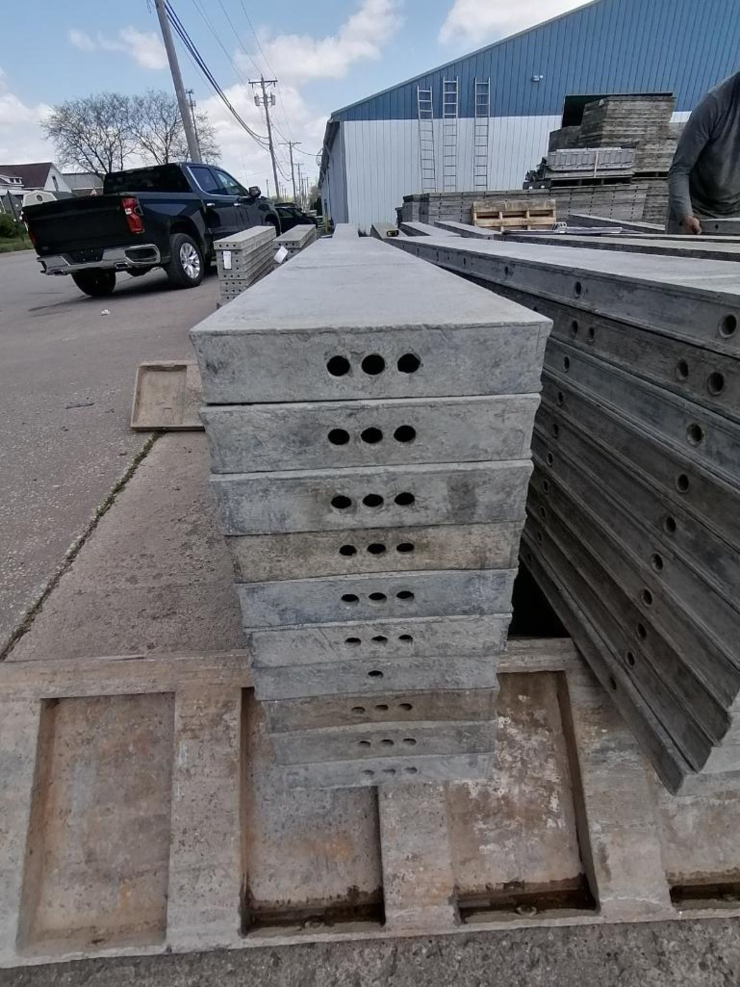 (10) 10" x 8' Wall-Ties Smooth Aluminum Concrete Forms 6-12 Hole Pattern. Located in Mt. Pleasant, - Bild 4 aus 6