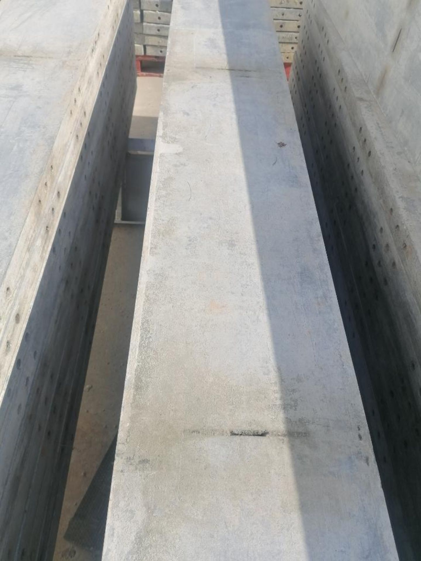 (10) 12" x 9' CAP Wall-Ties Smooth Aluminum Concrete Forms 6-12 Hole Pattern. Located in Mt. - Bild 5 aus 7