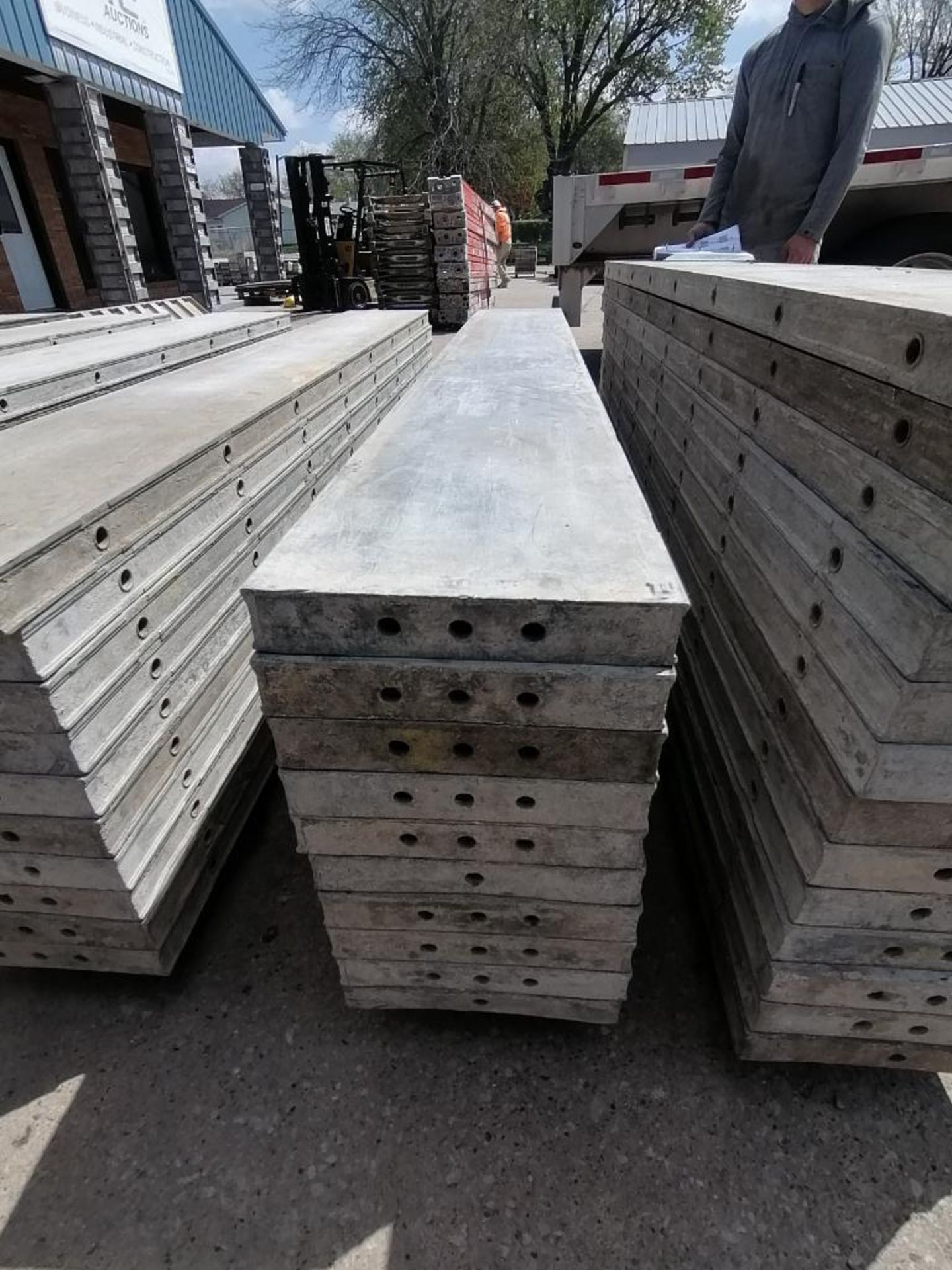 (10) 12" x 8' Wall-Ties Smooth Aluminum Concrete Forms 6-12 Hole Pattern. Located in Mt. Pleasant, - Bild 3 aus 5