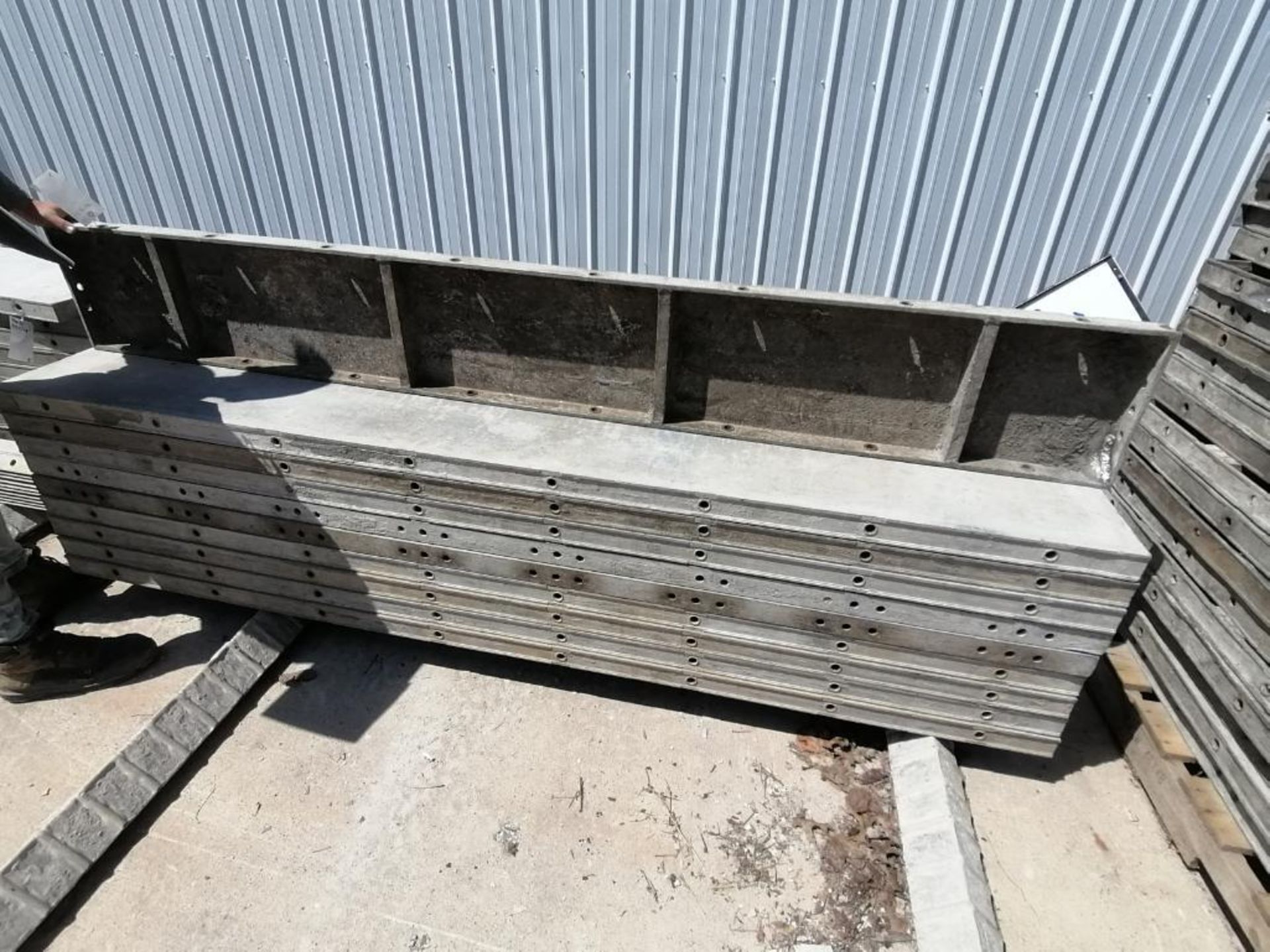 (10) 12" x 8' Wall-Ties Smooth Aluminum Concrete Forms 6-12 Hole Pattern. Located in Mt. Pleasant, - Bild 6 aus 6