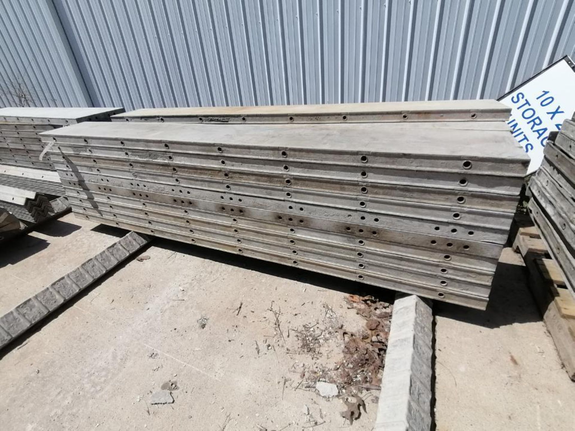 (10) 12" x 8' Wall-Ties Smooth Aluminum Concrete Forms 6-12 Hole Pattern. Located in Mt. Pleasant, - Bild 5 aus 6