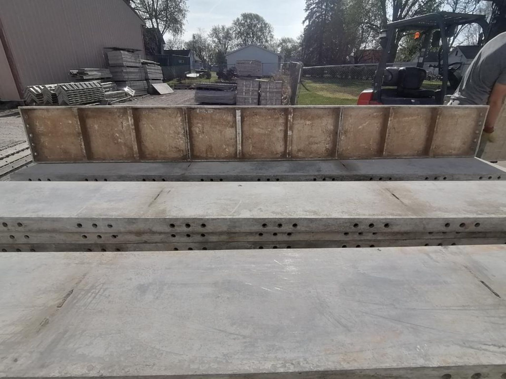 (10) 12" x 9' CAP Wall-Ties Smooth Aluminum Concrete Forms 6-12 Hole Pattern. Located in Mt. - Bild 5 aus 5