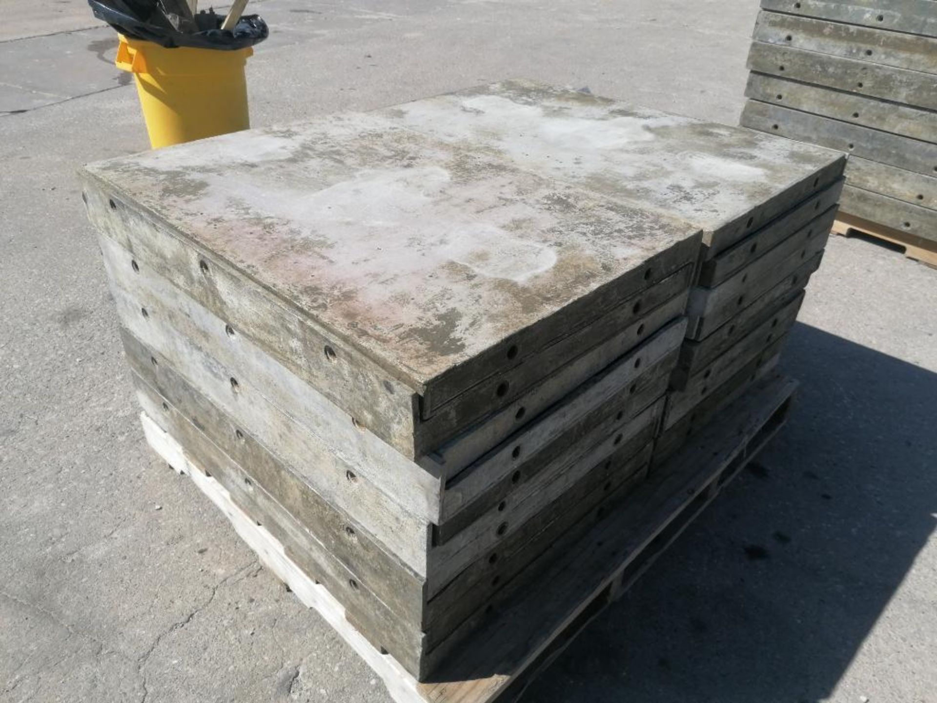 (20) 3' x 2' with 2" Ledge Wall-Ties Smooth Aluminum Concrete Forms 6-12 Hole Pattern. Located in - Bild 2 aus 9