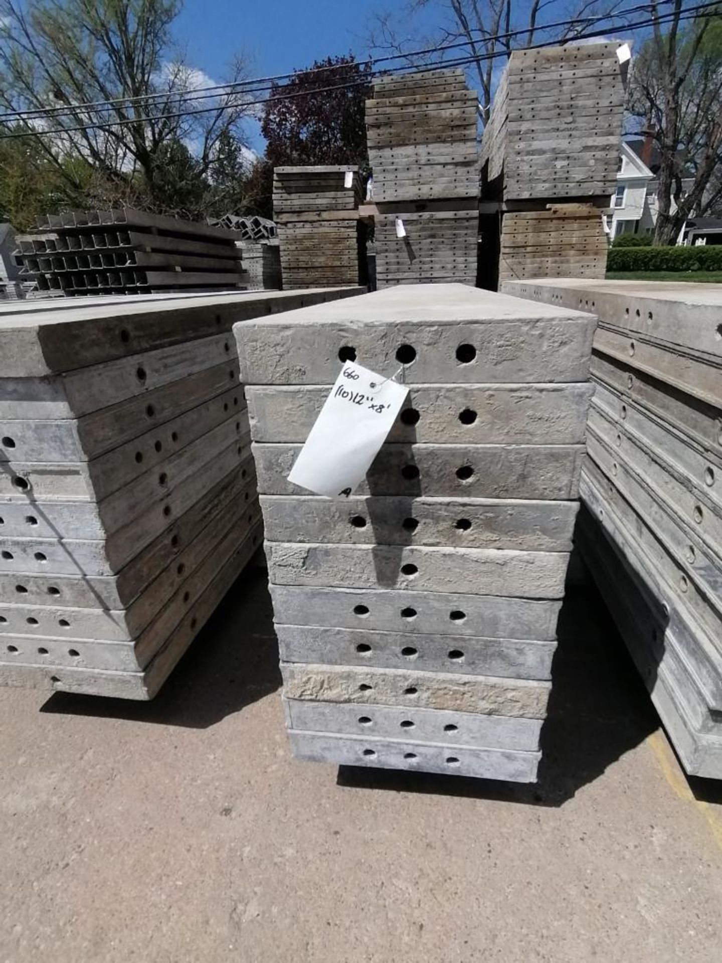 (10) 12" x 8' Wall-Ties Smooth Aluminum Concrete Forms 6-12 Hole Pattern. Located in Mt. Pleasant, - Bild 2 aus 6