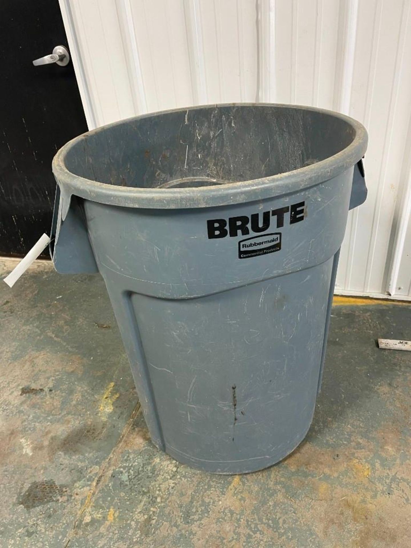 (1) 14' Screed, (1) Brute Trash Can & (2) 48" Drywall T-Square. Located in Mt. Pleasant, IA. - Image 4 of 8