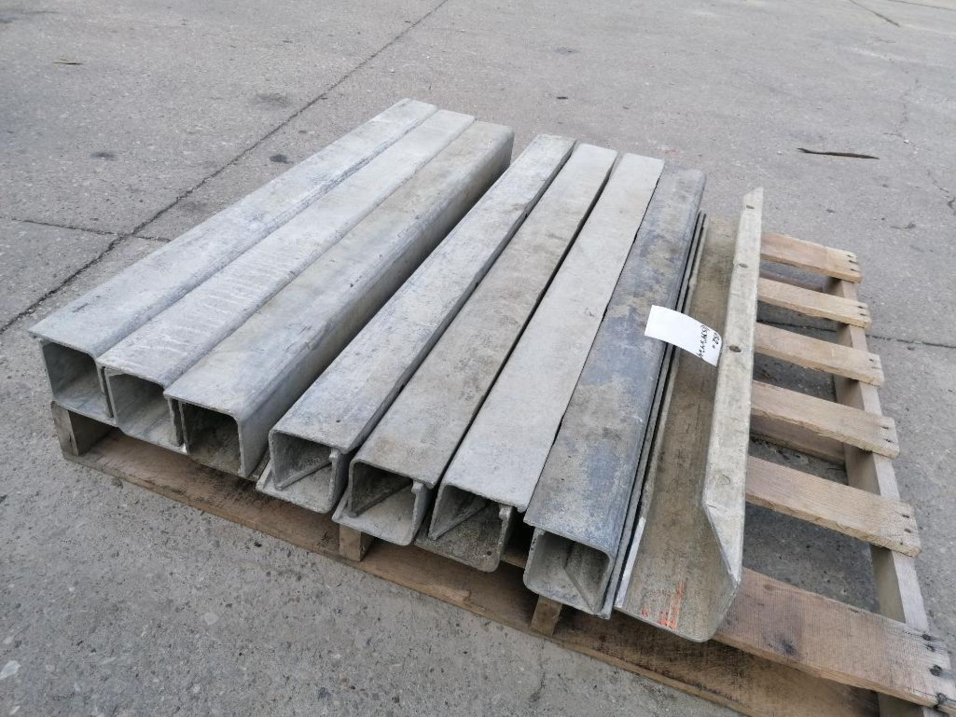 (15) 4" x 4" x 4' ISC Wall-Ties Smooth Aluminum Concrete Forms 6-12 Hole Pattern. Located in Mt. - Bild 2 aus 3