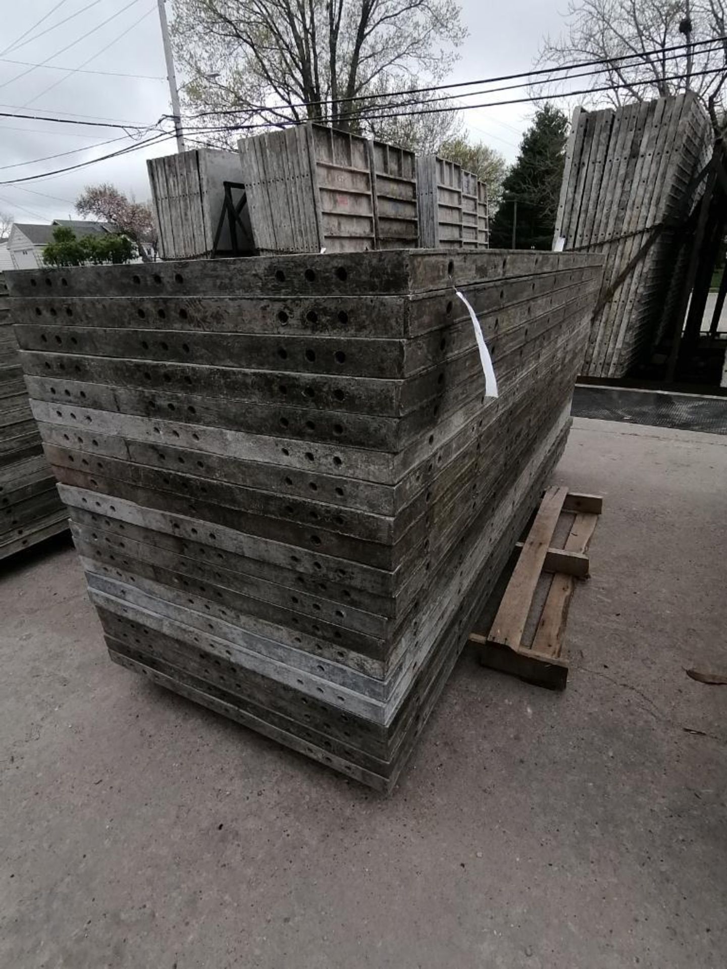 (20) 3' x 8' Wall-Ties Smooth Aluminum Concrete Forms 6-12 Hole Pattern. Located in Mt. Pleasant,