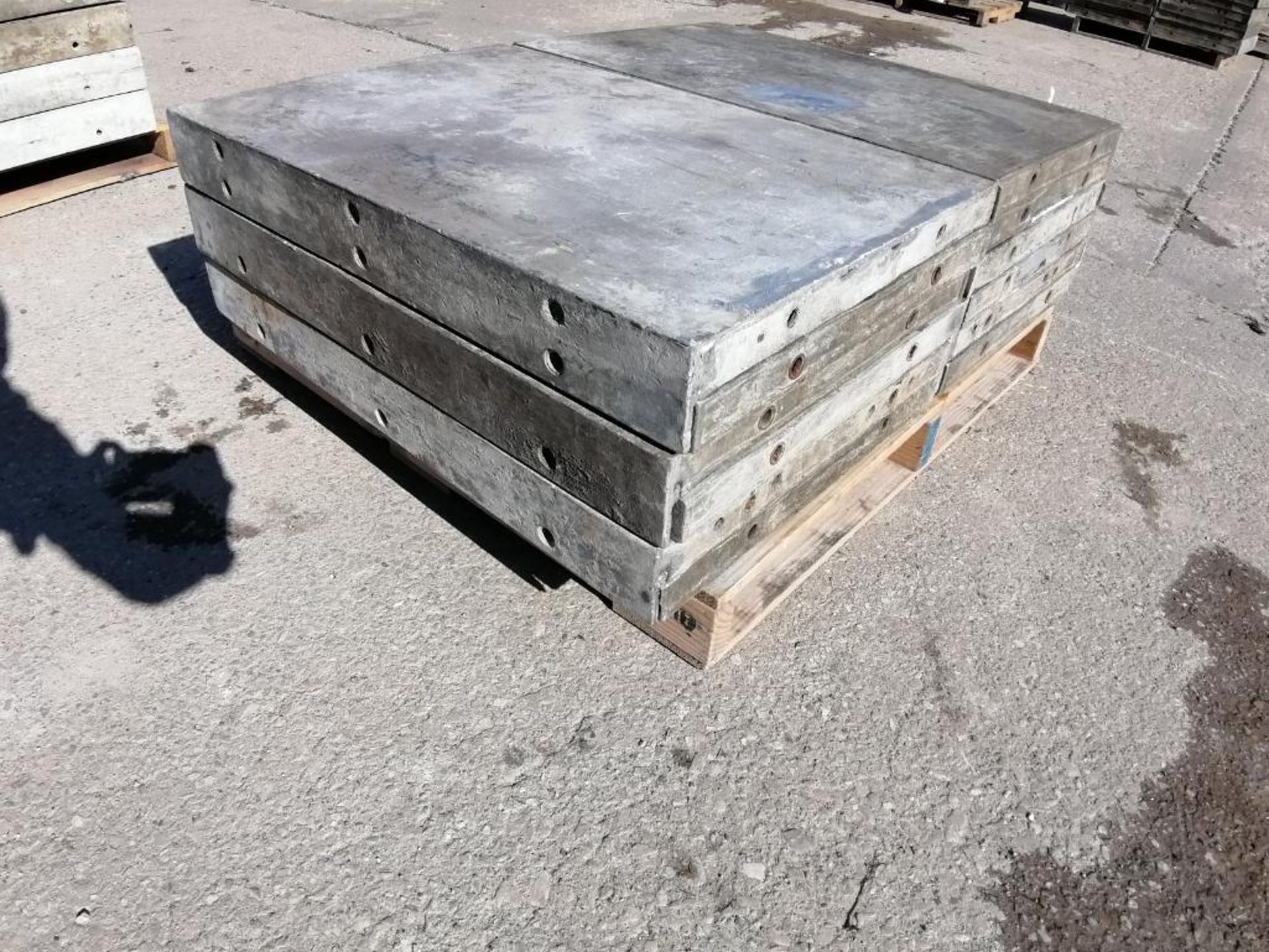 (12) 3' x 2' with 2" Ledge Wall-Ties Smooth Aluminum Concrete Forms 6-12 Hole Pattern. Located in - Bild 5 aus 6