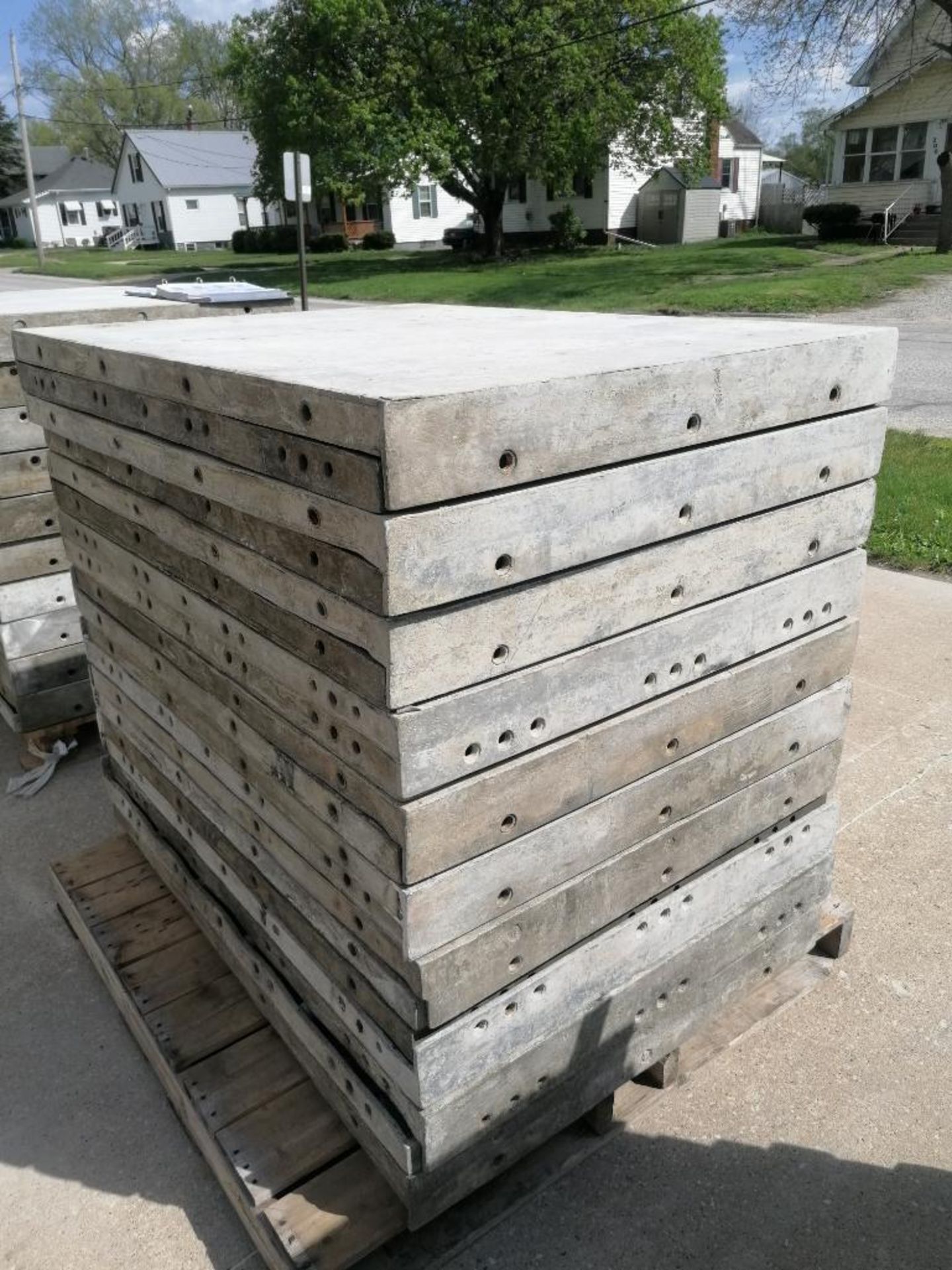 (20) 3' x 4' with 2" Ledge Wall-Ties Smooth Aluminum Concrete Forms 6-12 Hole Pattern. Located in - Image 6 of 8
