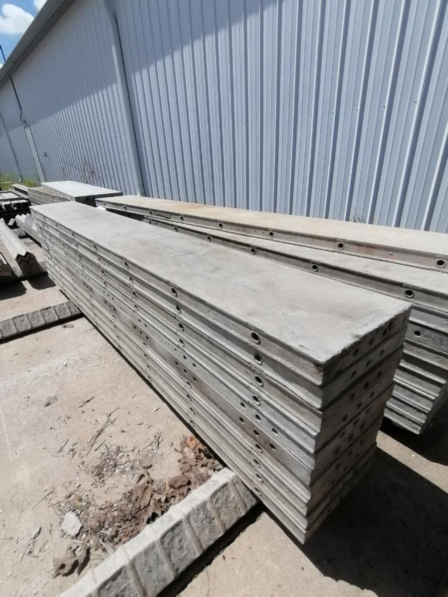 (10) 12" x 8' Wall-Ties Smooth Aluminum Concrete Forms 6-12 Hole Pattern. Located in Mt. Pleasant, - Bild 4 aus 6