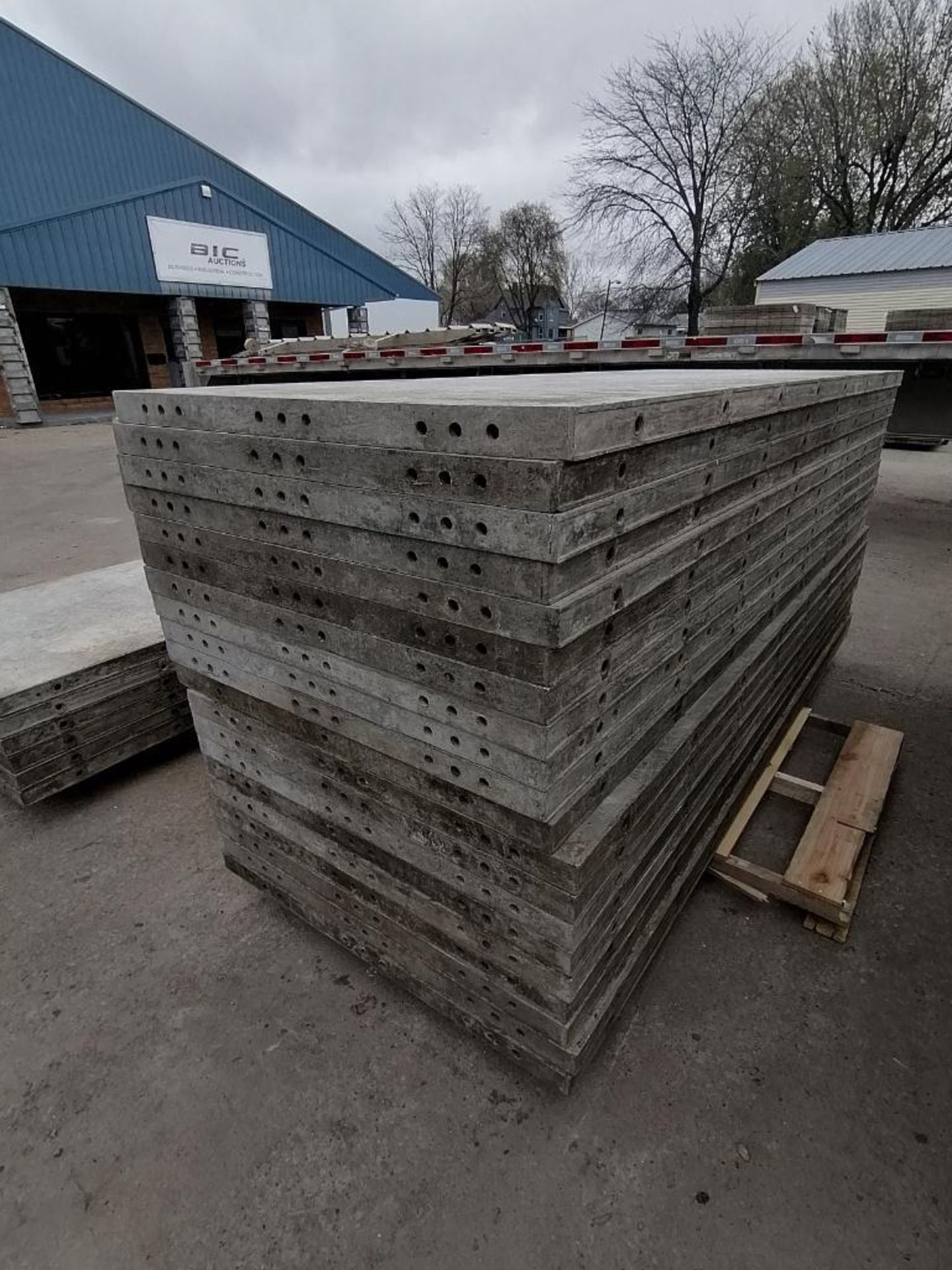 (20) 3' x 8' Wall-Ties Smooth Aluminum Concrete Forms 6-12 Hole Pattern. Located in Mt. Pleasant, - Bild 5 aus 10