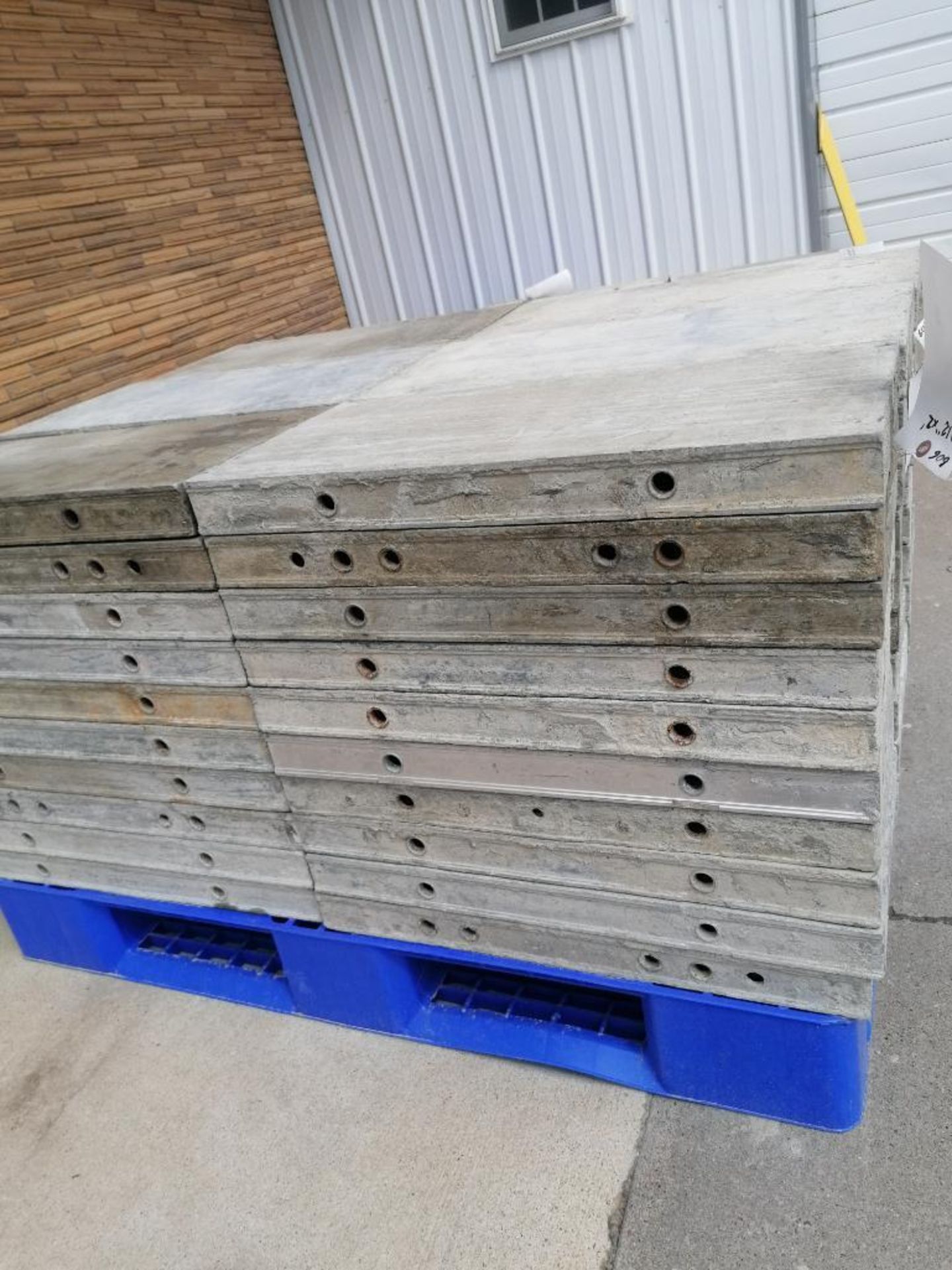 (10) 12" x 2' Wall-Ties Smooth Aluminum Concrete Forms 6-12 Hole Pattern. Located in Mt. Pleasant, - Bild 3 aus 3