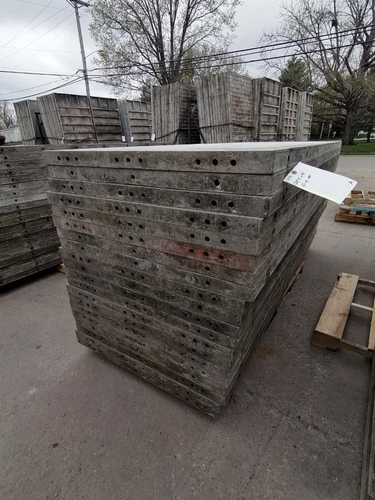 (20) 3' x 8' Wall-Ties Smooth Aluminum Concrete Forms 6-12 Hole Pattern. Located in Mt. Pleasant, - Bild 3 aus 10
