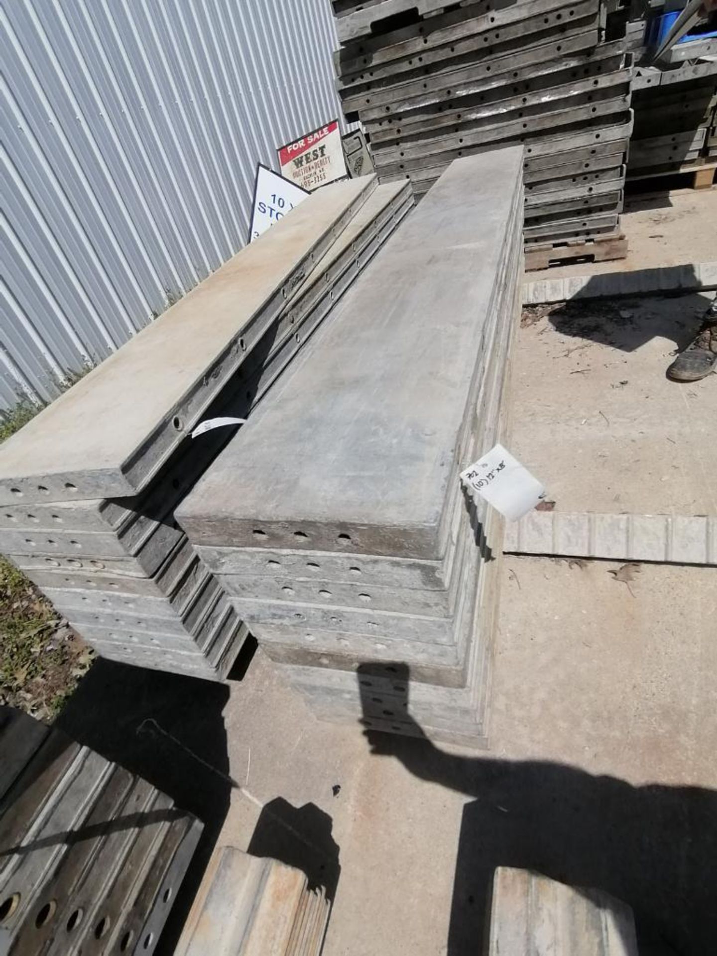 (10) 12" x 8' Wall-Ties Smooth Aluminum Concrete Forms 6-12 Hole Pattern. Located in Mt. Pleasant, - Bild 3 aus 6