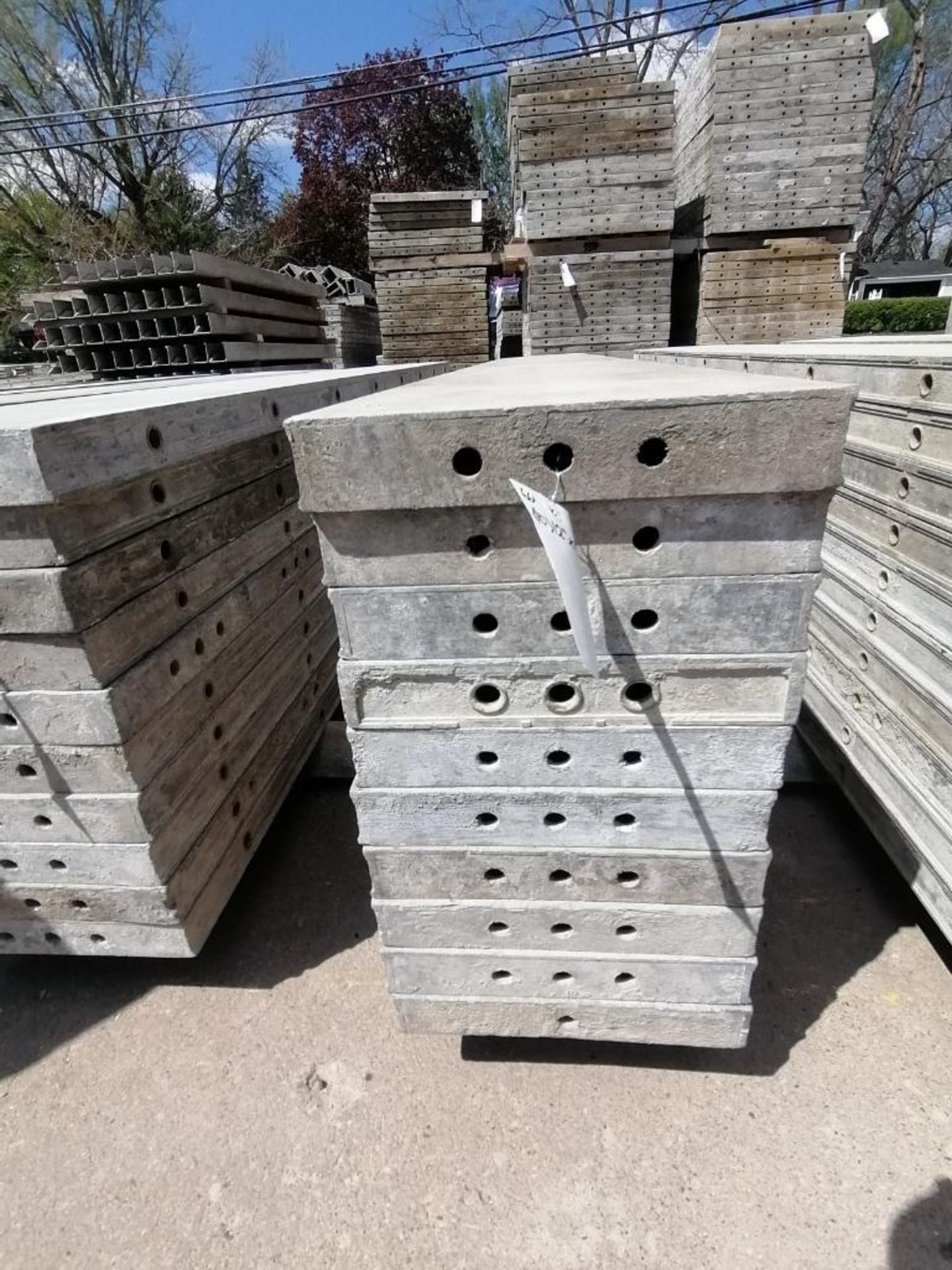 (10) 12" x 8' Wall-Ties Smooth Aluminum Concrete Forms 6-12 Hole Pattern. Located in Mt. Pleasant, - Bild 3 aus 6