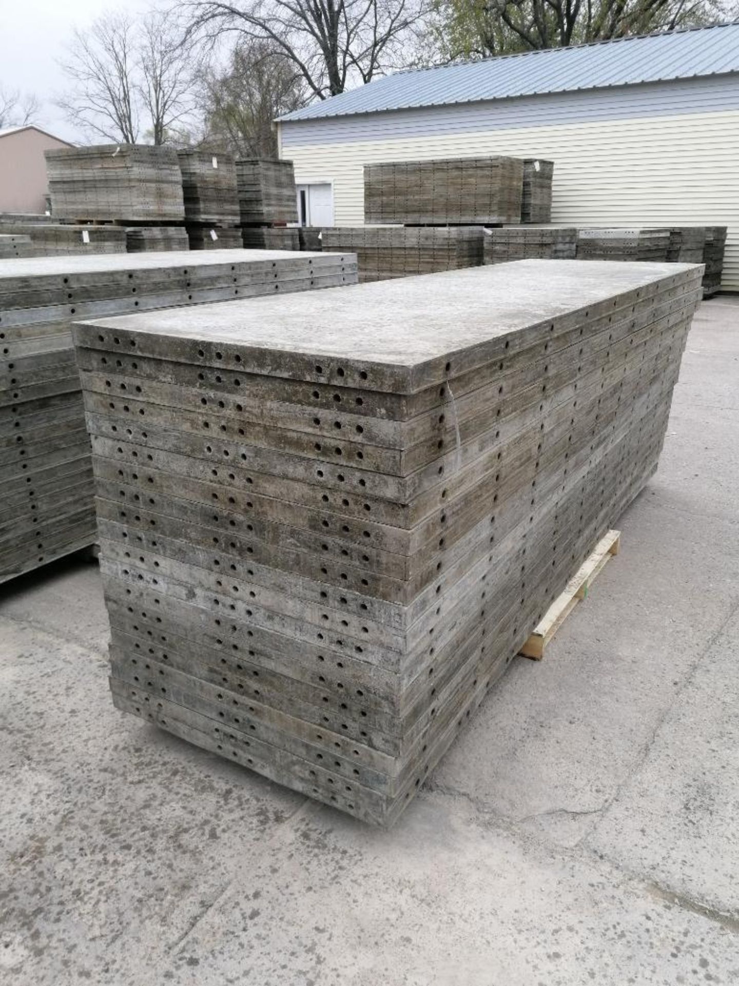 (20) 3' x 10' Wall-Ties Smooth Aluminum Concrete Forms 6-12 Hole Pattern. Located in Mt. Pleasant,