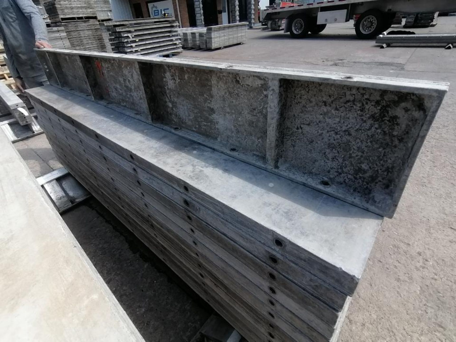 (12) 10" x 8' Wall-Ties Smooth Aluminum Concrete Forms 6-12 Hole Pattern. Located in Mt. Pleasant, - Bild 6 aus 6