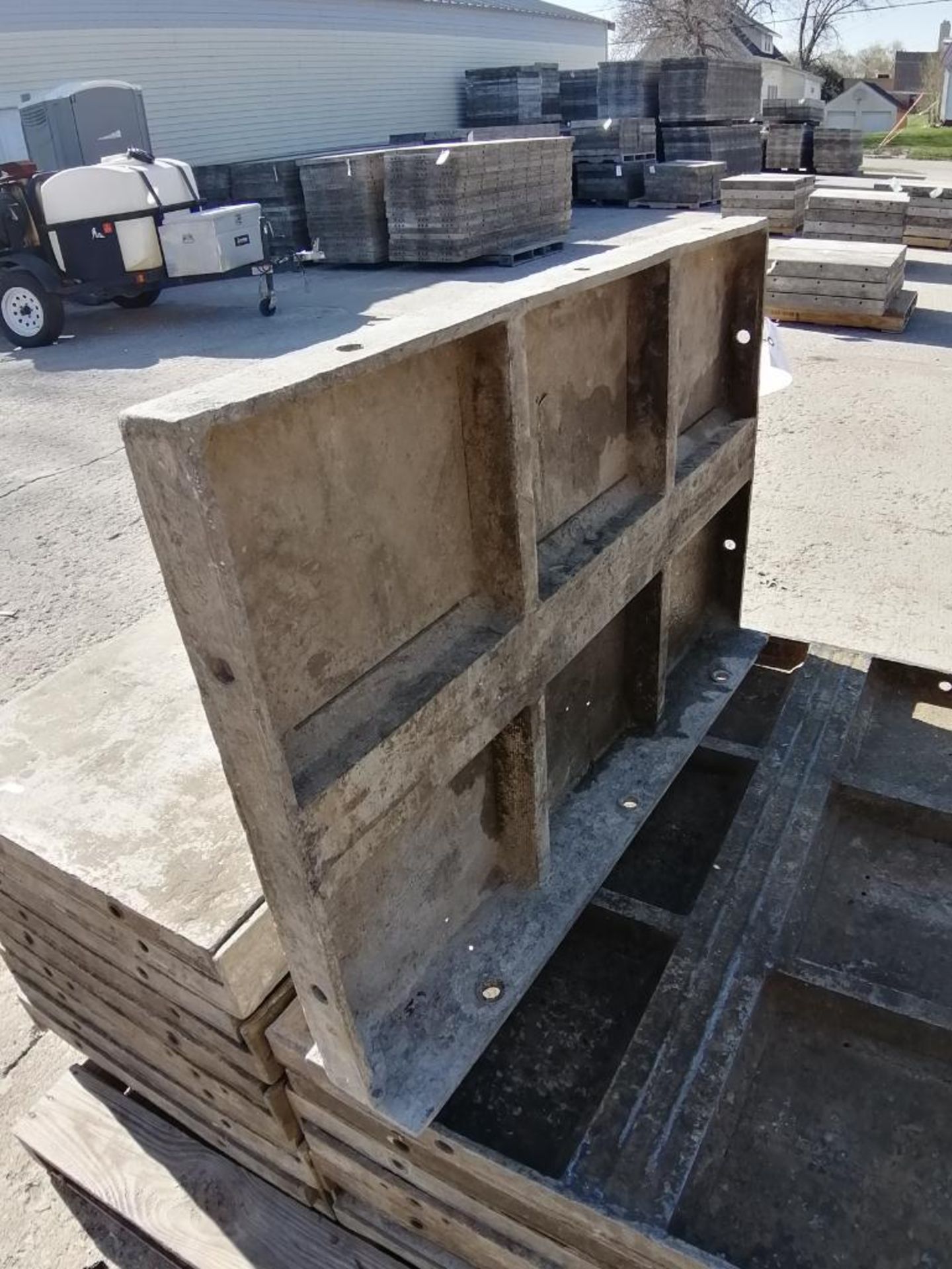 (20) 3' x 2' with 2" Ledge Wall-Ties Smooth Aluminum Concrete Forms 6-12 Hole Pattern. Located in - Bild 7 aus 7
