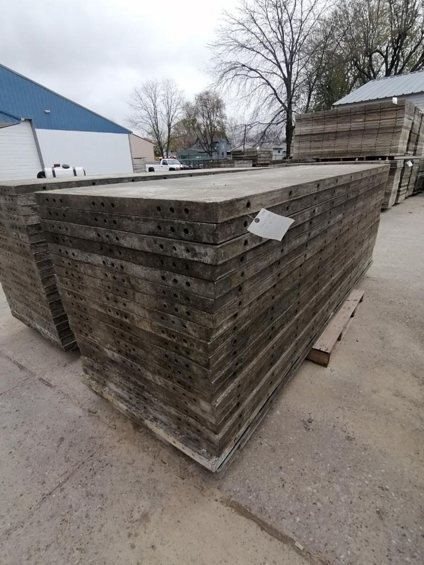 (20) 3' x 10' Wall-Ties Smooth Aluminum Concrete Forms 6-12 Hole Pattern. Located in Mt. Pleasant,