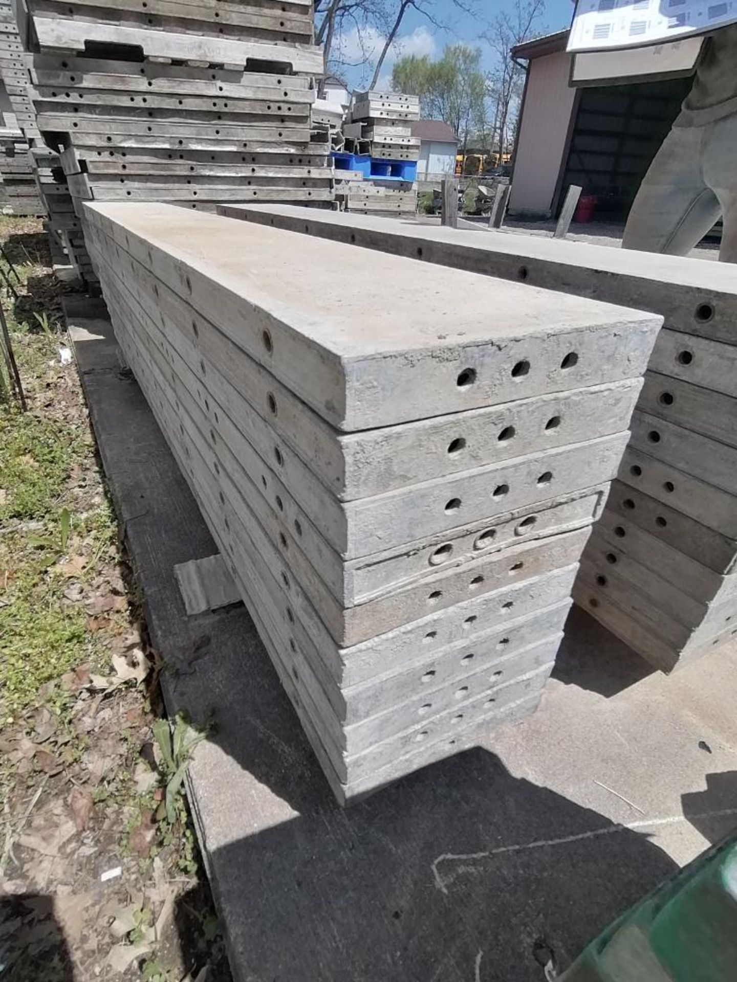 (10) 12" x 8' Wall-Ties Smooth Aluminum Concrete Forms 6-12 Hole Pattern. Located in Mt. Pleasant, - Bild 2 aus 5