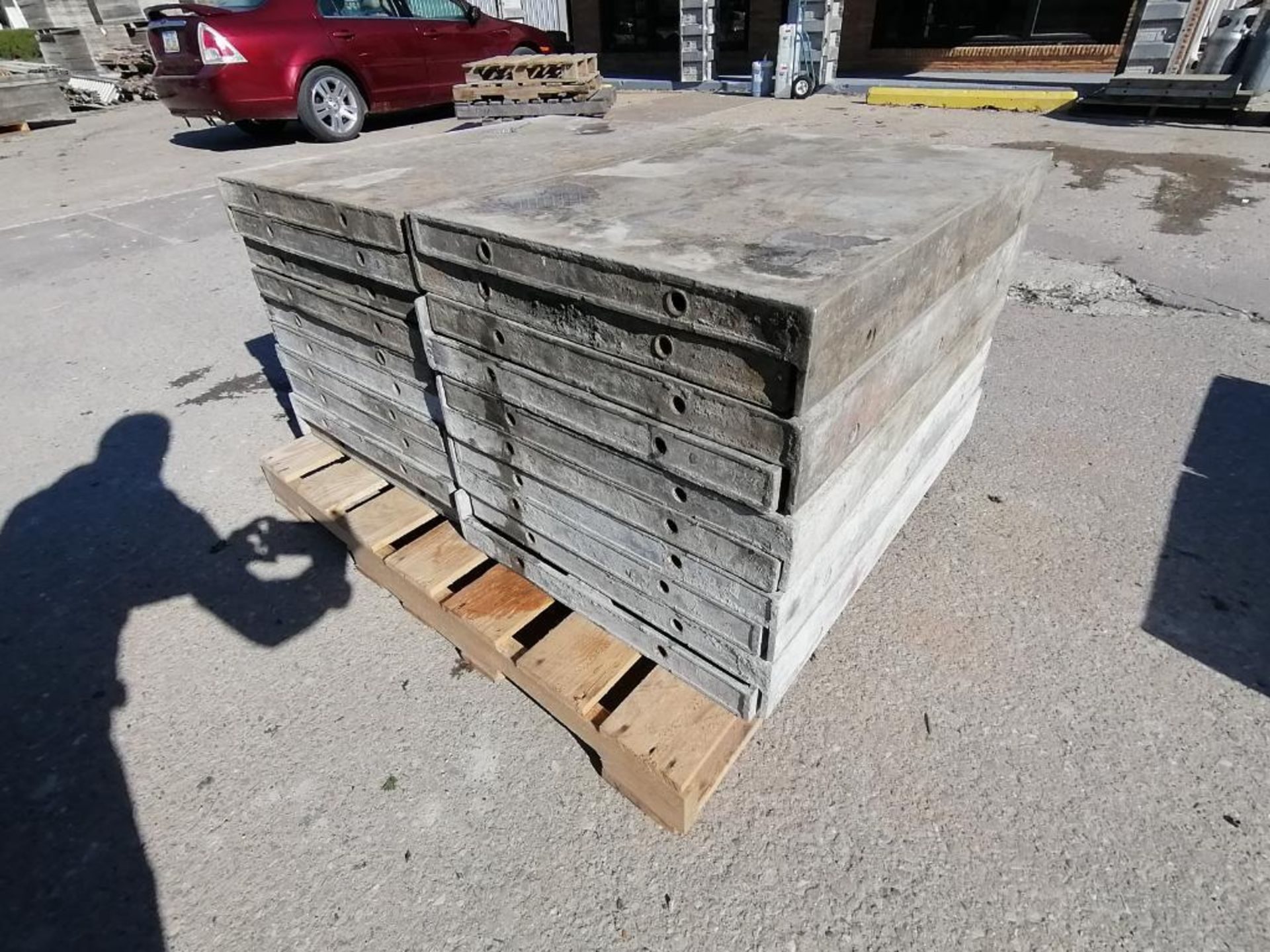 (20) 3' x 2' with 2" Ledge Wall-Ties Smooth Aluminum Concrete Forms 6-12 Hole Pattern. Located in - Bild 3 aus 8