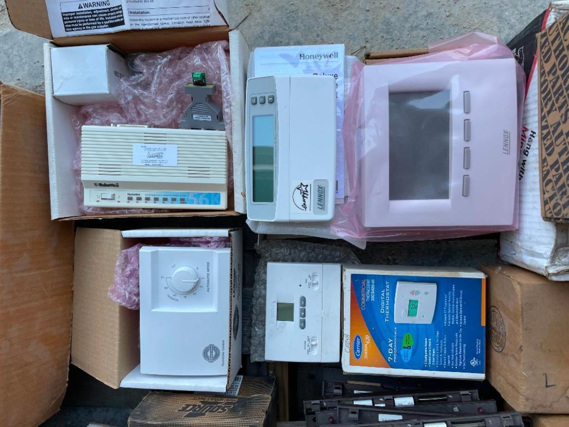 (1) Pallet of Miscellaneous Programmable Thermostats, Humidifier controls, Transmitters, AC Inverter - Image 3 of 22