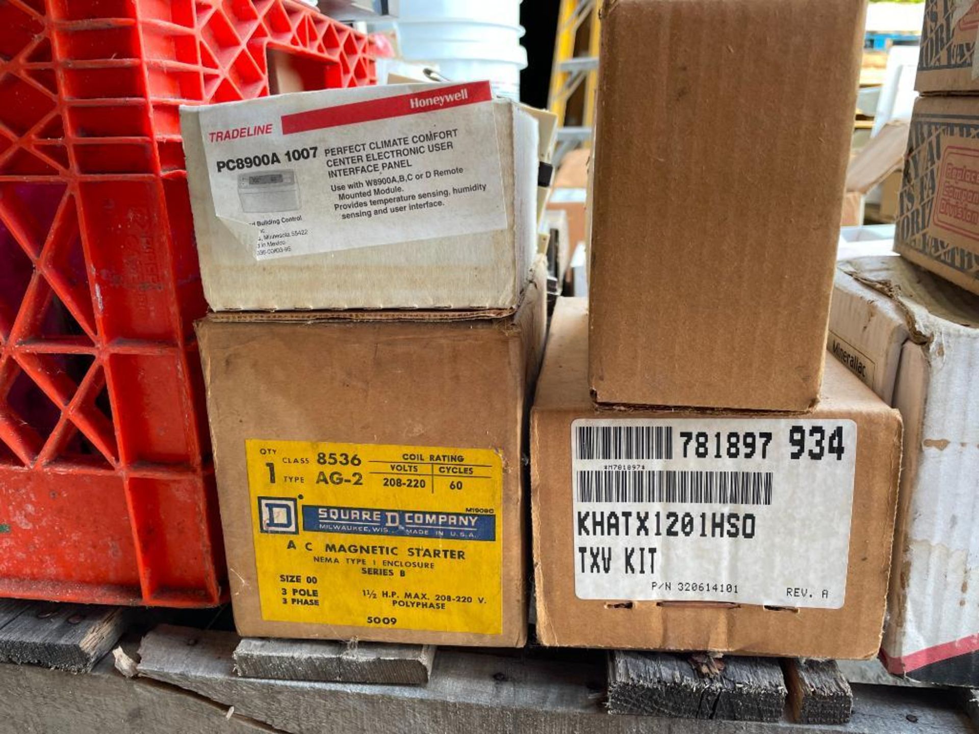 (1) Pallet of Miscellaneous Programmable Thermostats, Humidifier controls, Transmitters, AC Inverter - Image 12 of 22