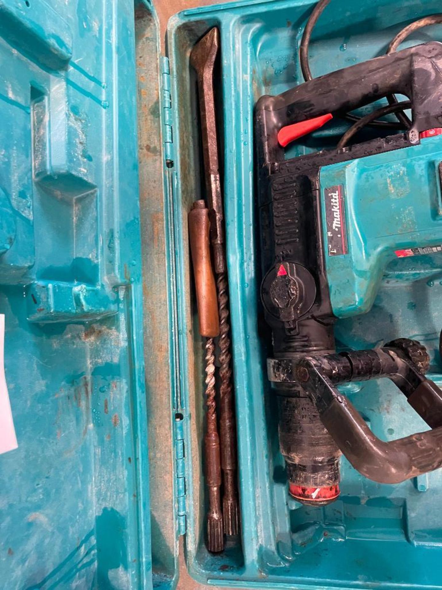 (1) Makita HR4040C Rotary Hammer Drill. Located in Mt. Pleasant, IA. - Image 4 of 5