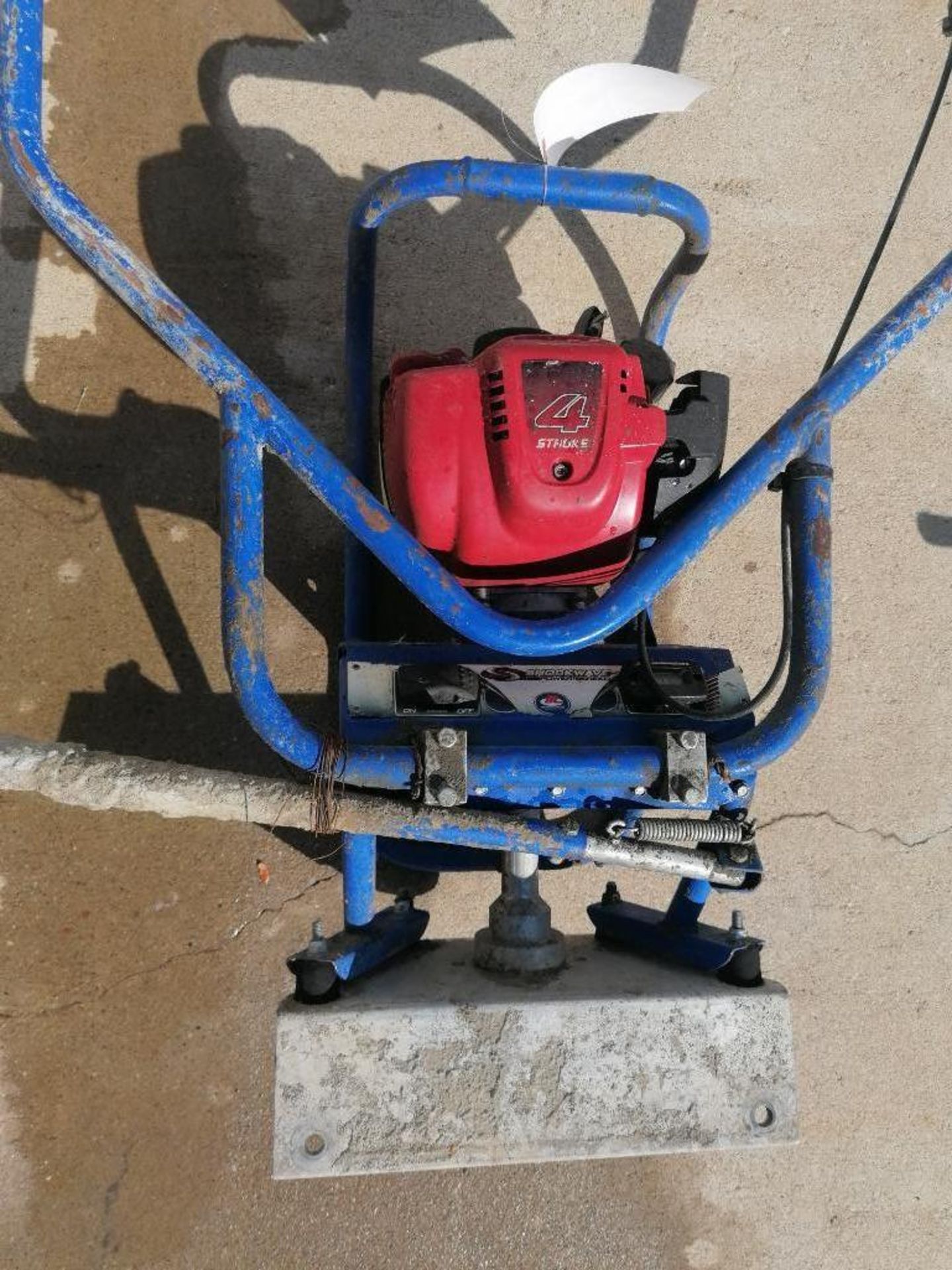 (1) Shockwave Power Screed with Honda GX35 Motor, 110.5 Hours. Located in Mt. Pleasant, IA. - Image 2 of 4