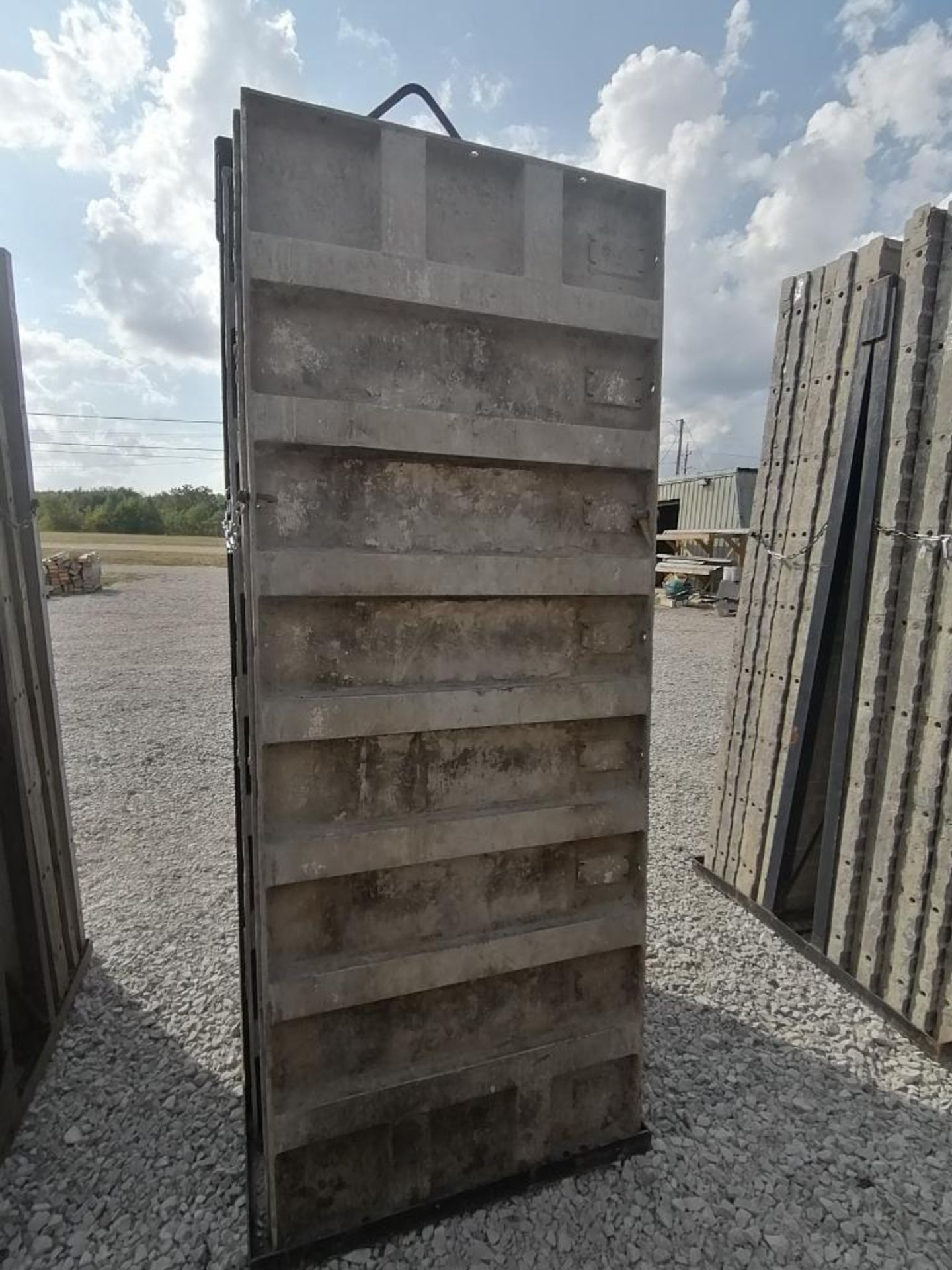 (17) 3' x 8' TUF-N-LITE Smooth Aluminum Concrete Forms 6-12 Hole Pattern, Basket is Included. Locate - Bild 9 aus 9