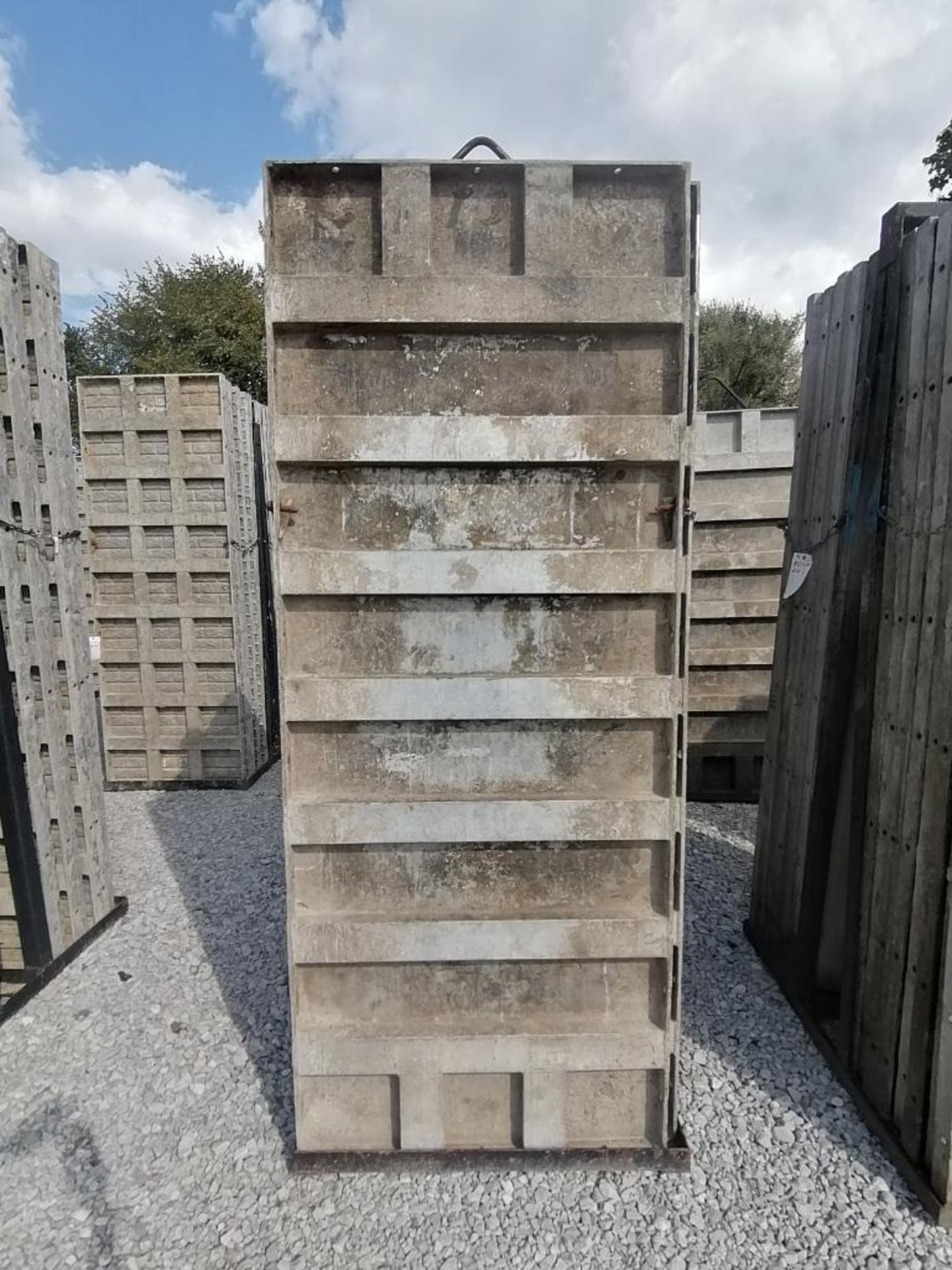 (17) 3' x 8' TUF-N-LITE Smooth Aluminum Concrete Forms 6-12 Hole Pattern, Basket is Included. Locate - Bild 6 aus 9