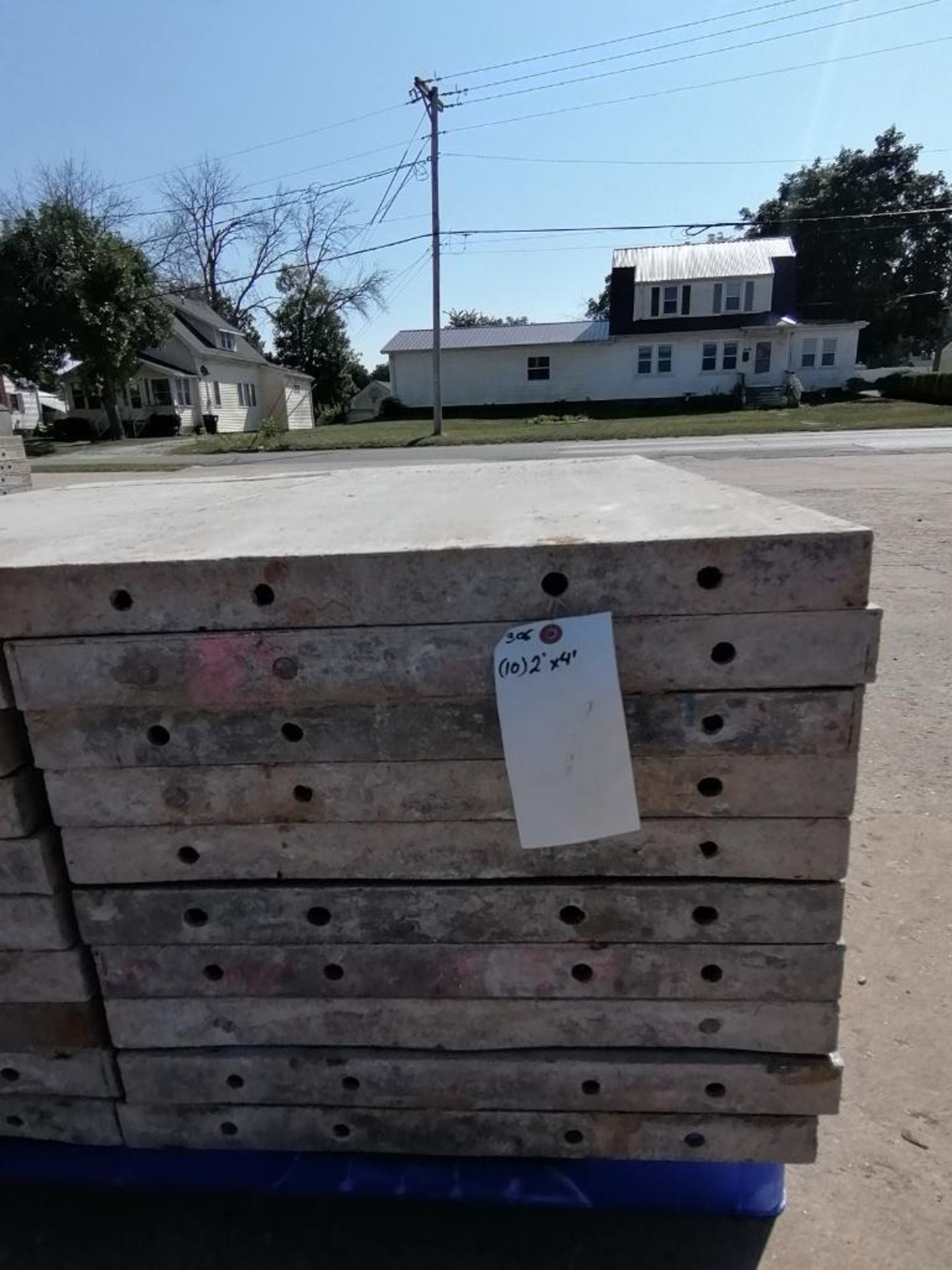 (10) 24" x 4' Wall-Ties Smooth Aluminum Concrete Forms 8" Hole Pattern. Located in Mt. Pleasant, IA. - Image 4 of 5