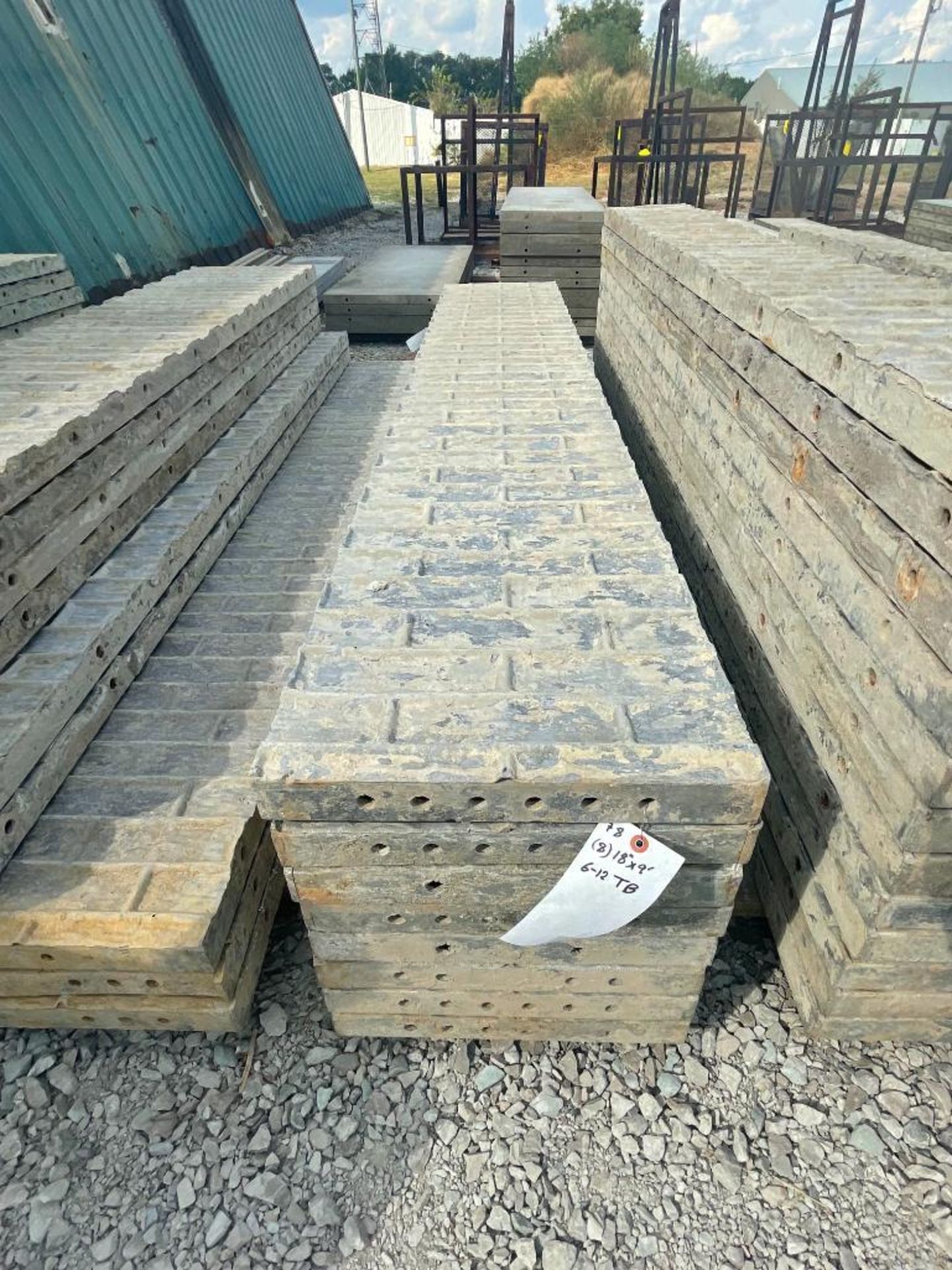 (8) 18" x 9' TUF-N-LITE Textured Brick Aluminum Concrete Forms 6-12 Hole Pattern. Located in Terr - Bild 2 aus 3