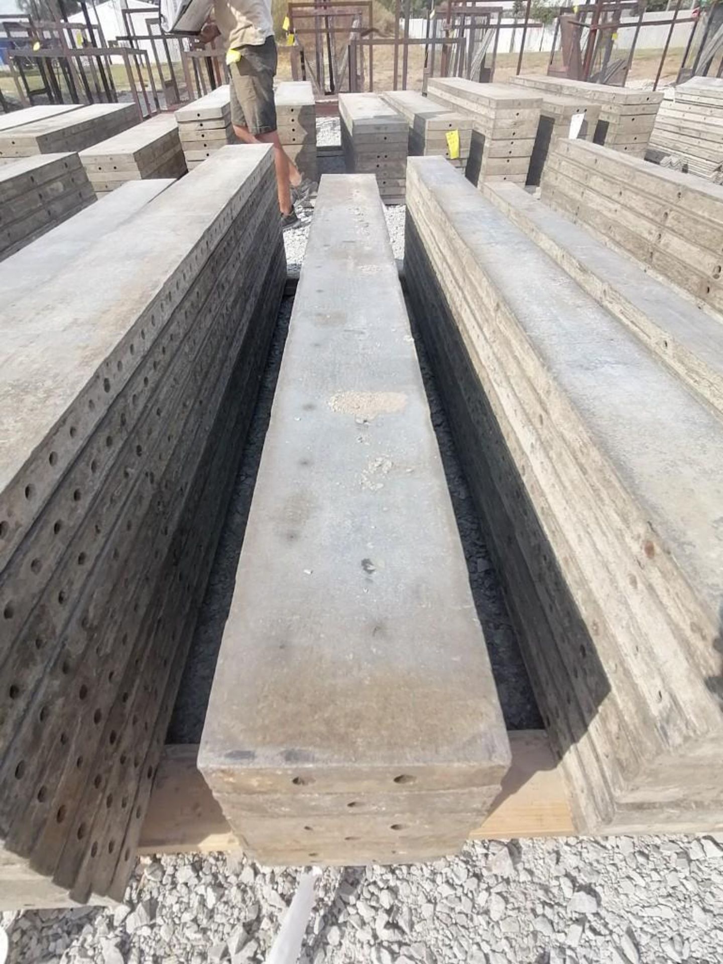 (8) 9" x 8' TUF-N-LITE Smooth Aluminum Concrete Forms 6-12 Hole Pattern. Located in Terre Haute, IN. - Bild 3 aus 3