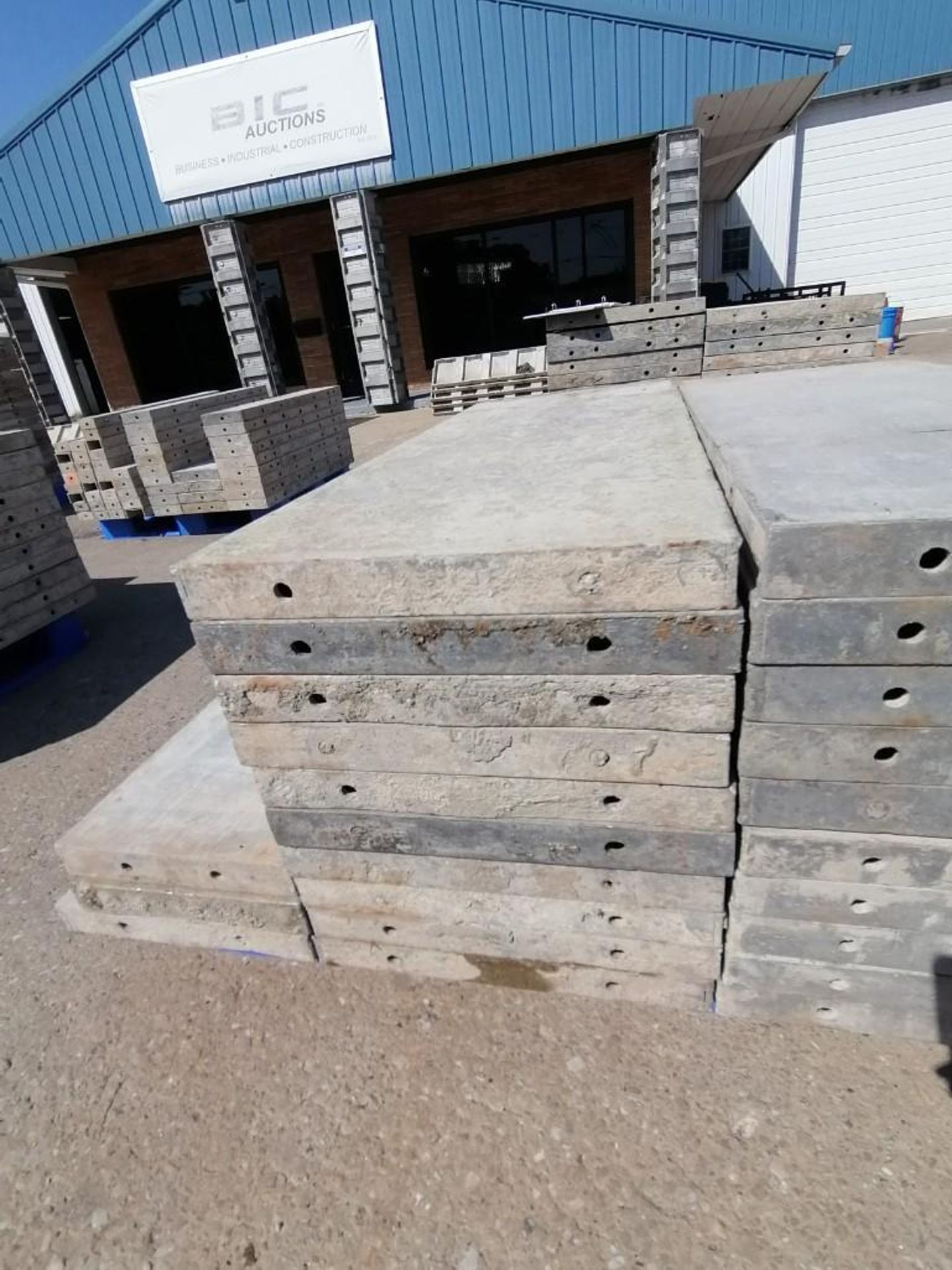 (10) 18" x 4' Wall-Ties Smooth Aluminum Concrete Forms 8" Hole Pattern. Located in Mt. Pleasant, IA. - Image 4 of 5
