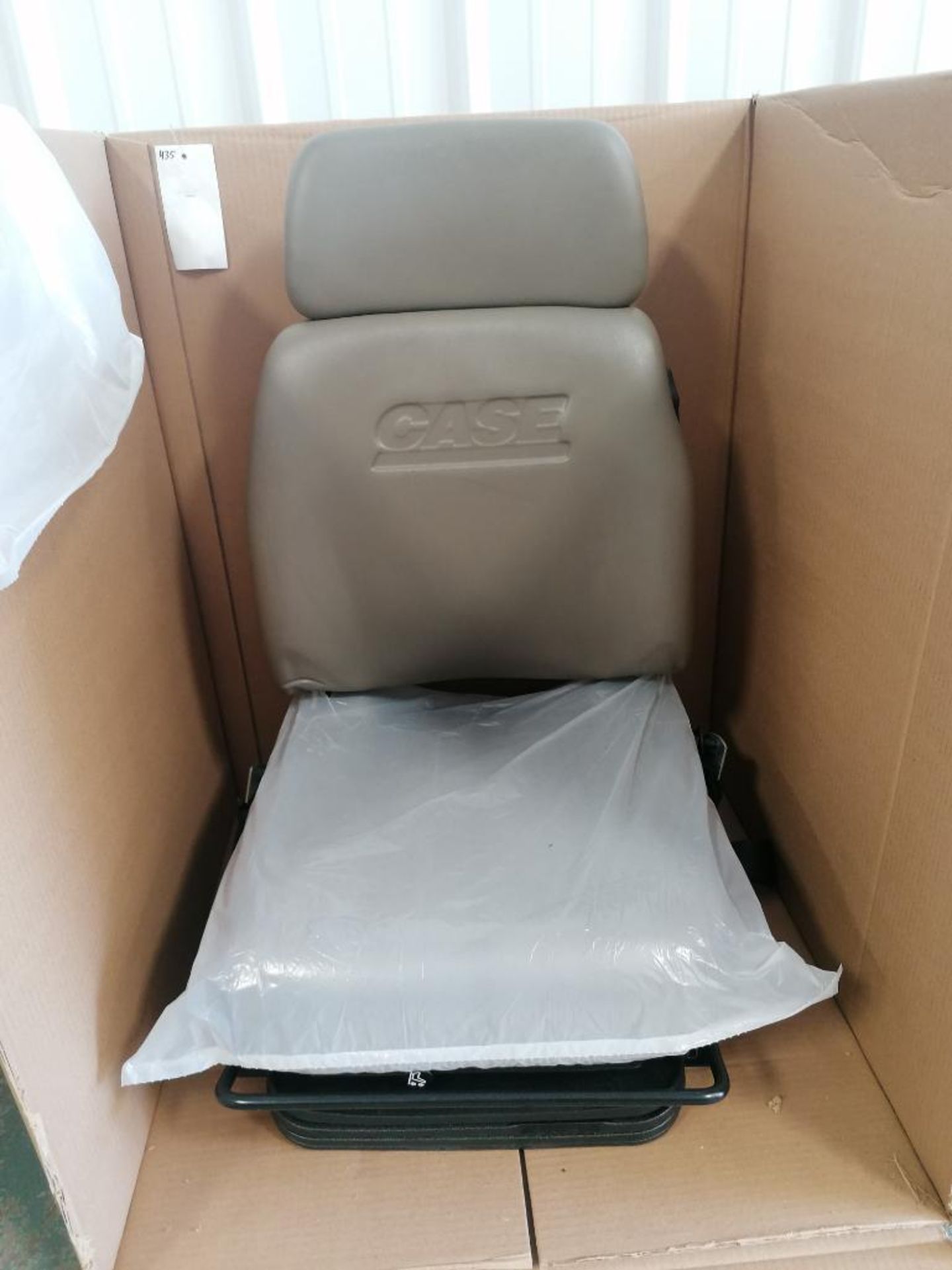 (1) Case Dozer Seat Air Ride Air Suspension Sears Manufacturing, Serial #024061703304. Located in Mt