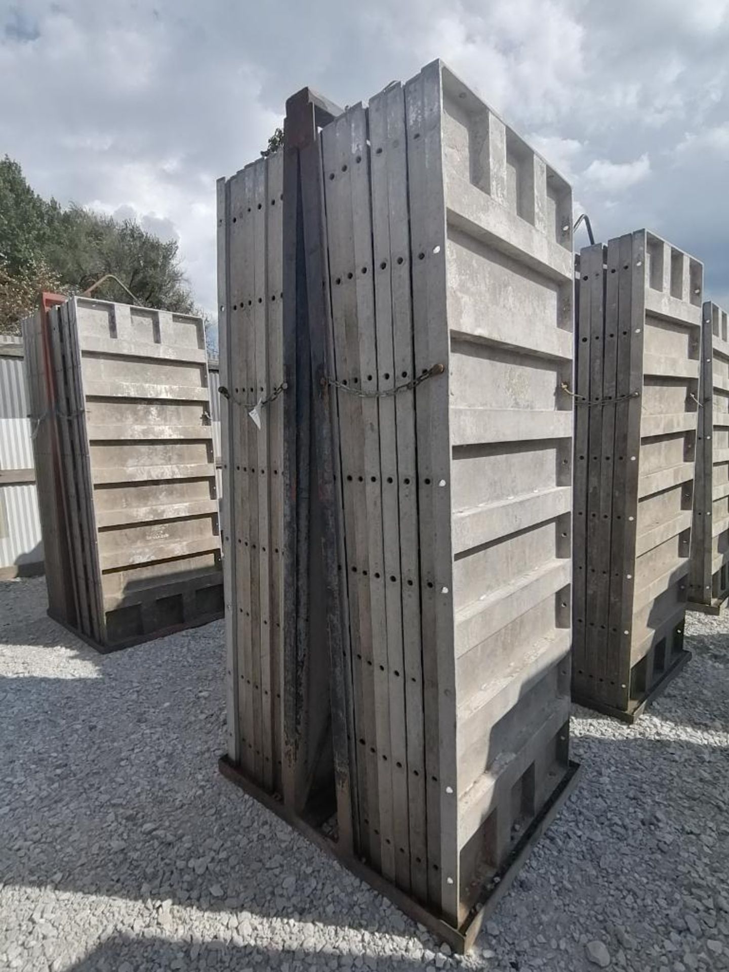 (16) 3' x 8' TUF-N-LITE Smooth Aluminum Concrete Forms 6-12 Hole Pattern, Basket is Included. Locate - Bild 6 aus 9