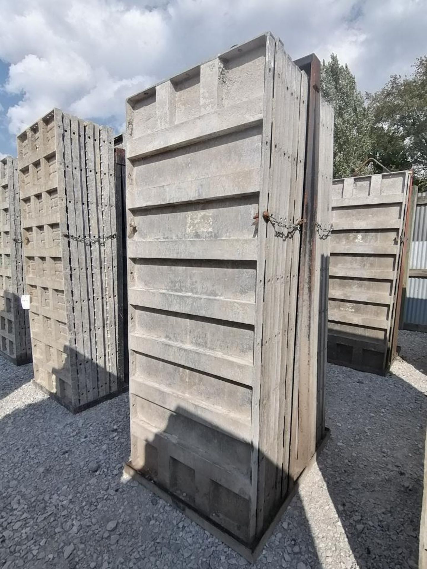 (16) 3' x 8' TUF-N-LITE Smooth Aluminum Concrete Forms 6-12 Hole Pattern, Basket is Included. Locate - Bild 5 aus 9