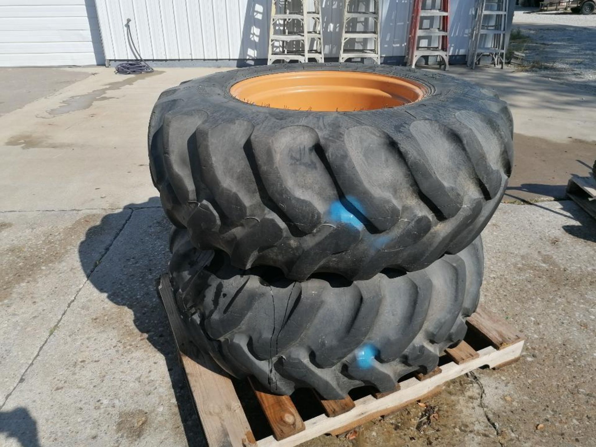 (2) GOODYEAR IT525, 17.5L-24 Tubeless Tires with 10 Bolt Pattern, 11" Center Rims. Located in Mt. Pl - Image 4 of 10