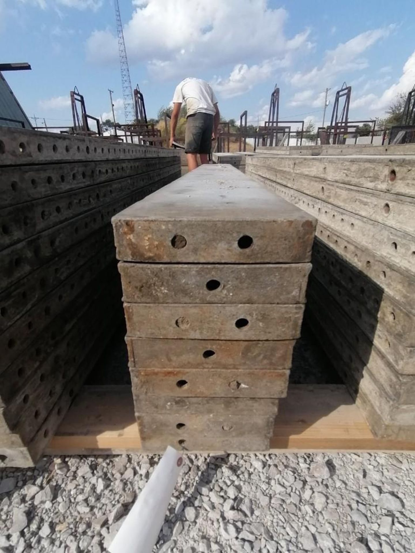 (8) 9" x 8' TUF-N-LITE Smooth Aluminum Concrete Forms 6-12 Hole Pattern. Located in Terre Haute, IN. - Bild 2 aus 3