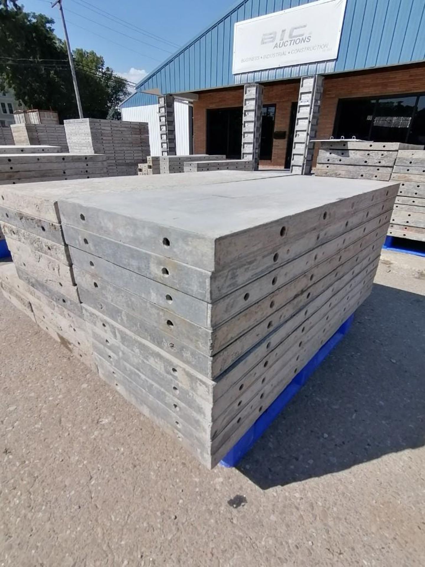 (10) 18" x 4' Wall-Ties Smooth Aluminum Concrete Forms 8" Hole Pattern. Located in Mt. Pleasant, IA. - Image 4 of 6