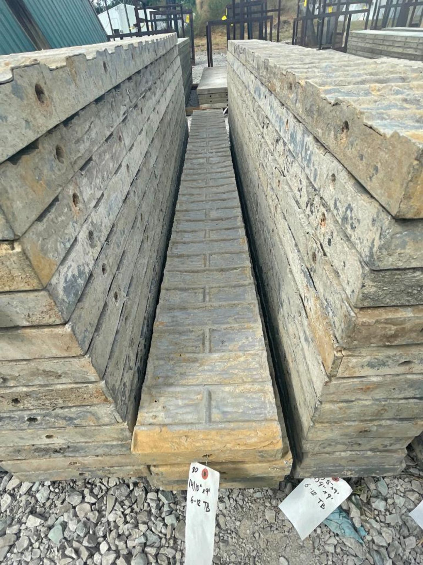 (4) 10" x 9' TUF-N-LITE Textured Brick Aluminum Concrete Forms 6-12 Hole Pattern. Located in Terr - Bild 4 aus 5