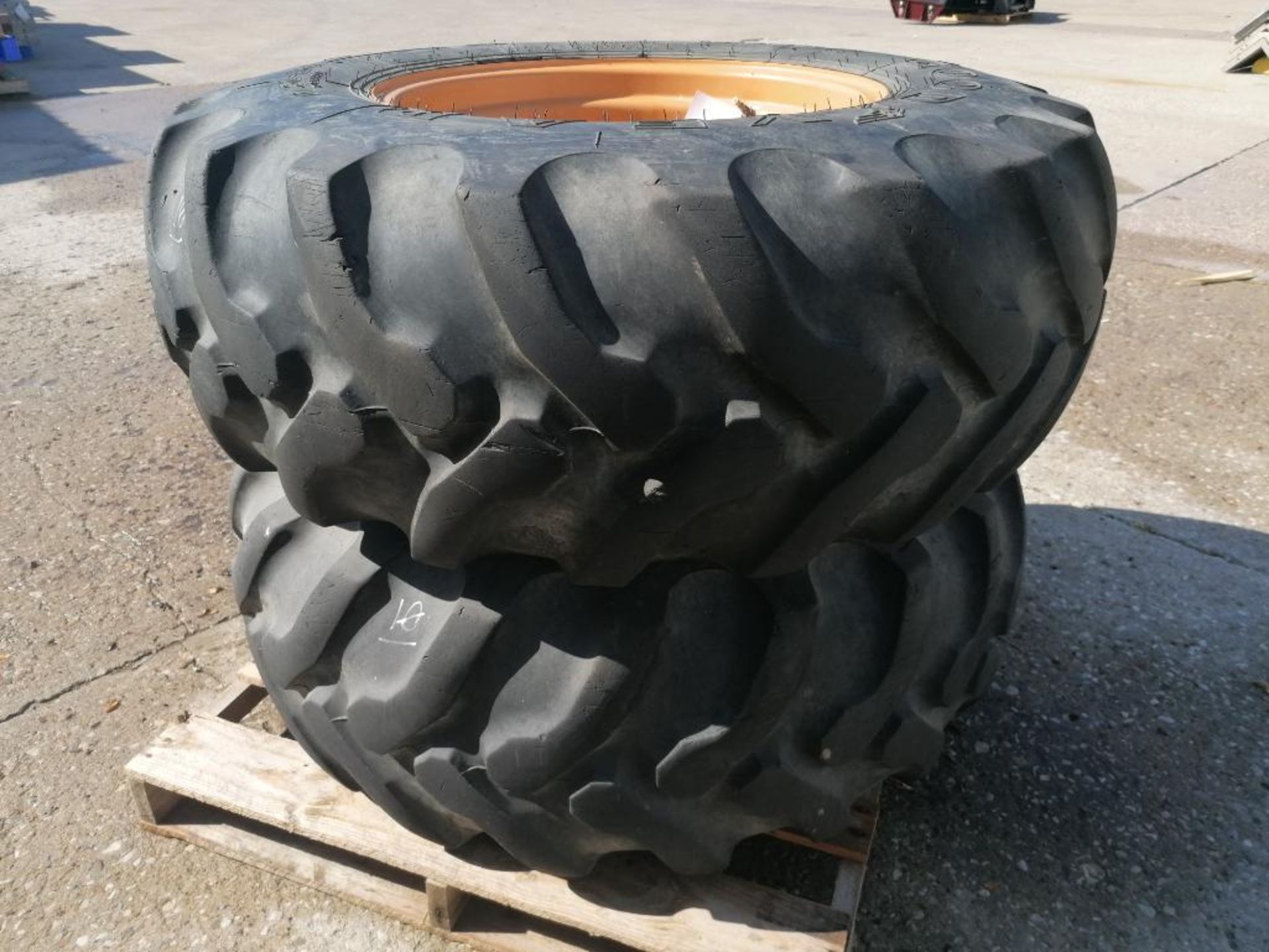 (2) GOODYEAR IT525, 17.5L-24 Tubeless Tires with 10 Bolt Pattern, 11" Center Rims. Located in Mt. Pl - Image 3 of 10