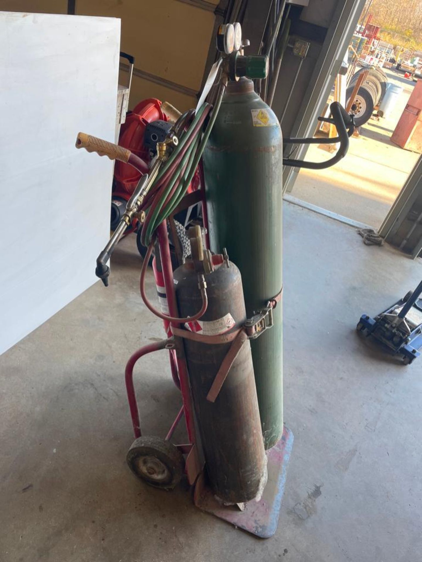 Oxygen/Acetylene on Cart with Hose, Tips, Gauges & Fire Extinguisher. Located in Hazelwood, MO - Image 5 of 6