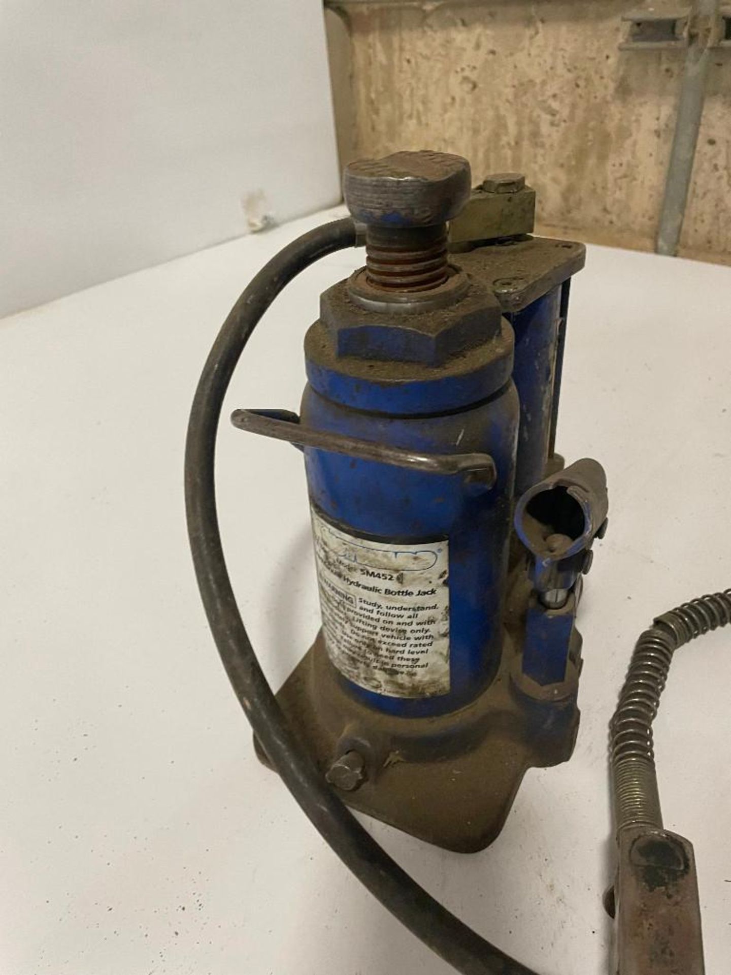 Hydraulic Bottle Jack. Located in Hazelwood, MO - Image 4 of 4