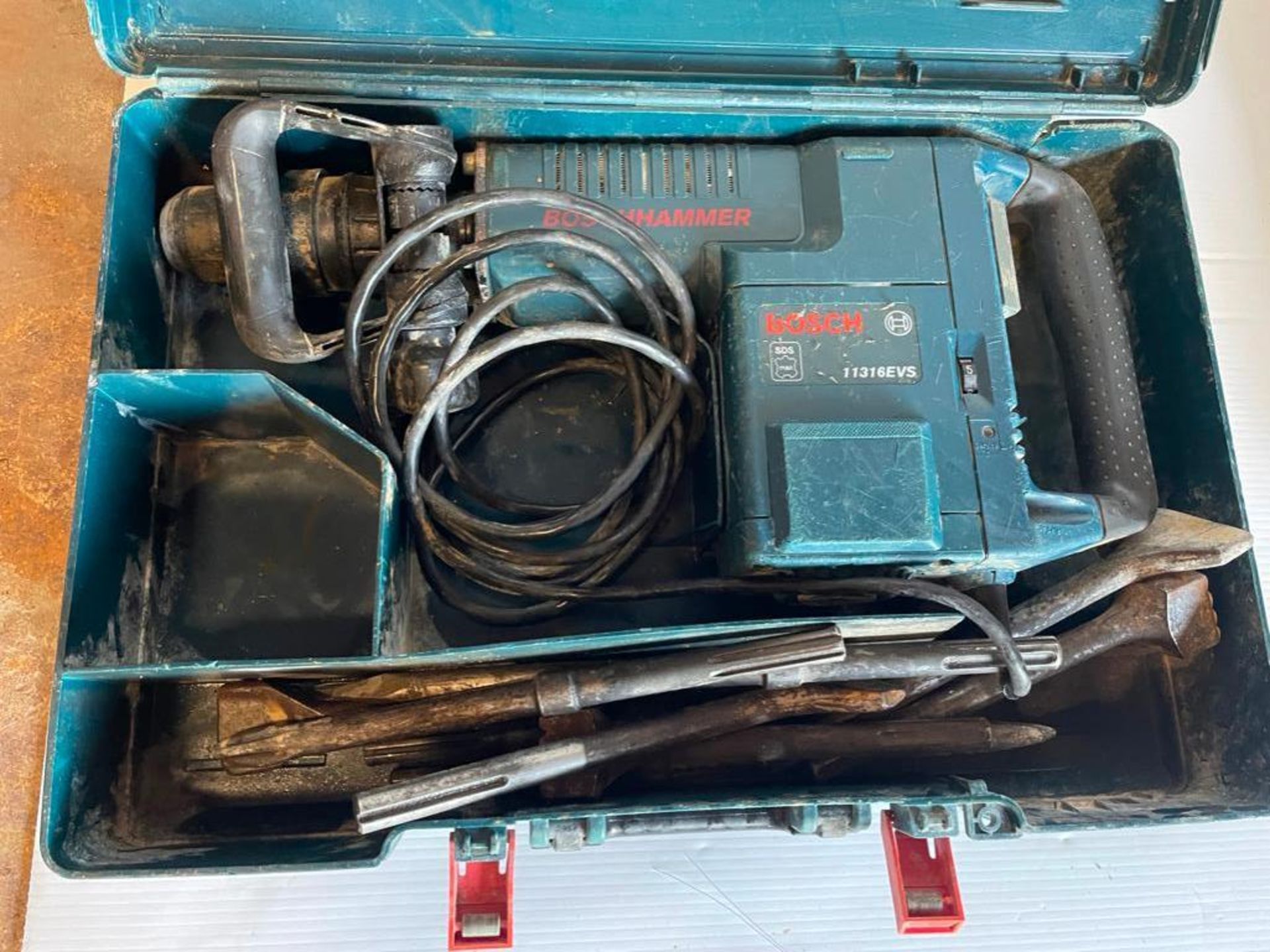 Bosch 11316EVS SDS Max Demolition Hammer, 120V in Case. Located in Hazelwood, MO - Image 2 of 5