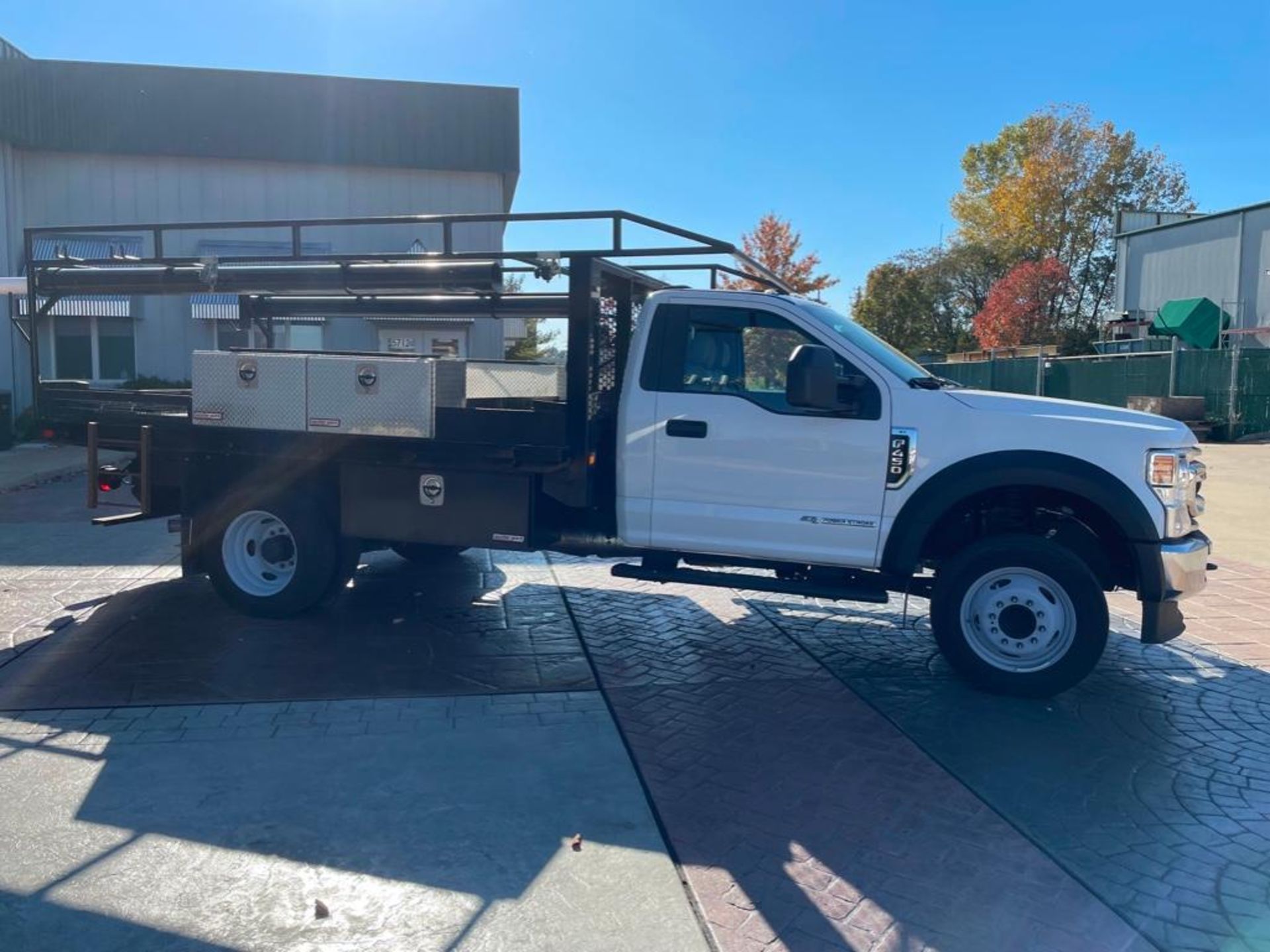 2021 Ford XL F450 Flatbed Utility Dually Pickup Truck, VIN #1FDUF4GT7MEC49797, 4,000 miles, 6.7L Pow - Image 4 of 27