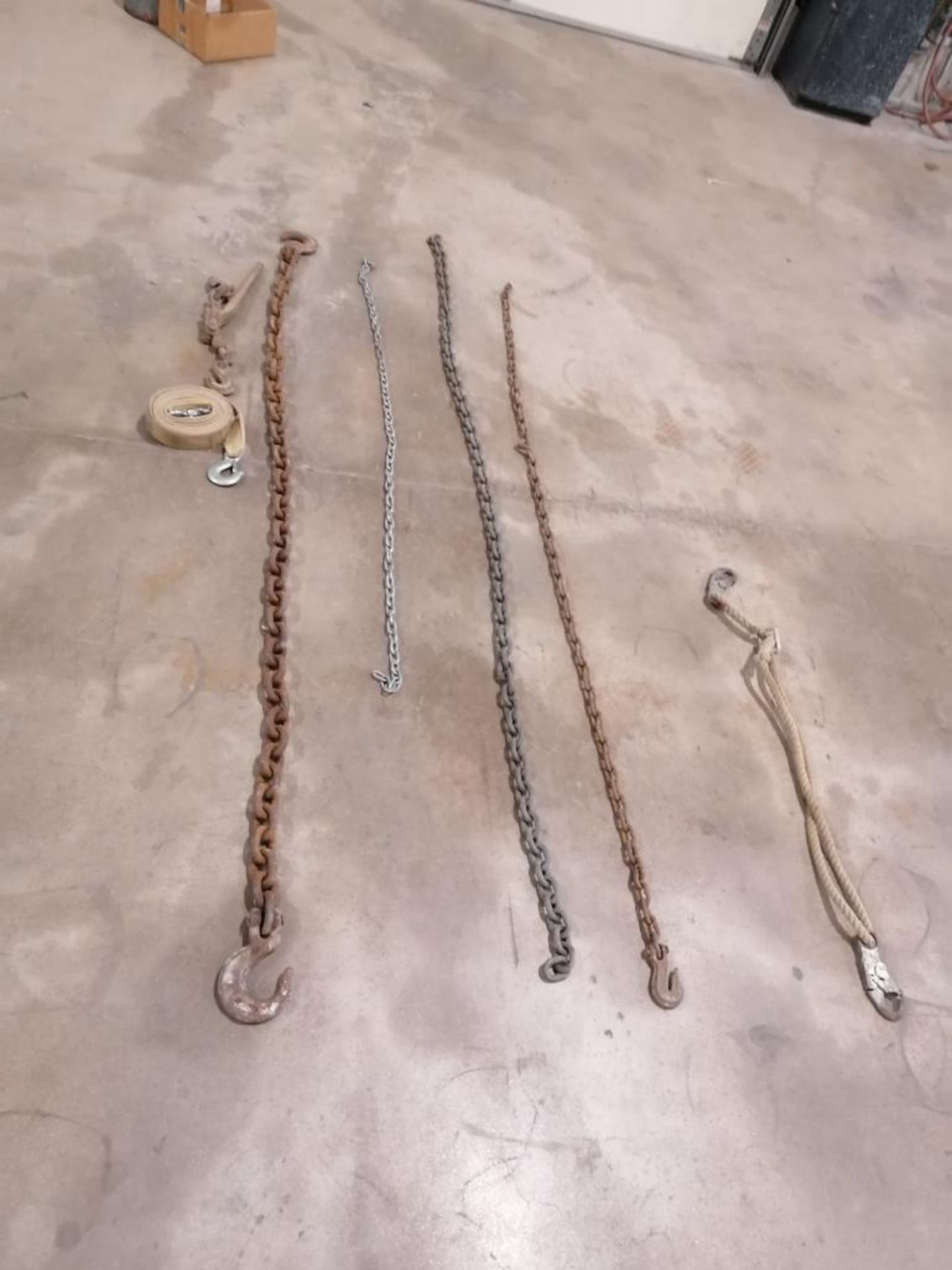 Various Size Chains with & without Hooks. Located in Hazelwood, MO