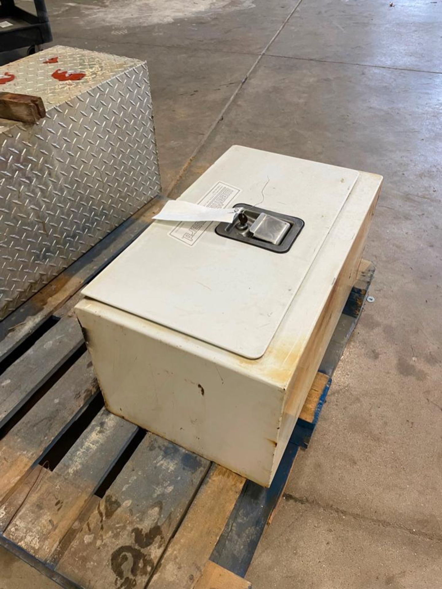 Diamond Plate Tool Box & Metal Box. Located in Hazelwood, MO - Image 4 of 6