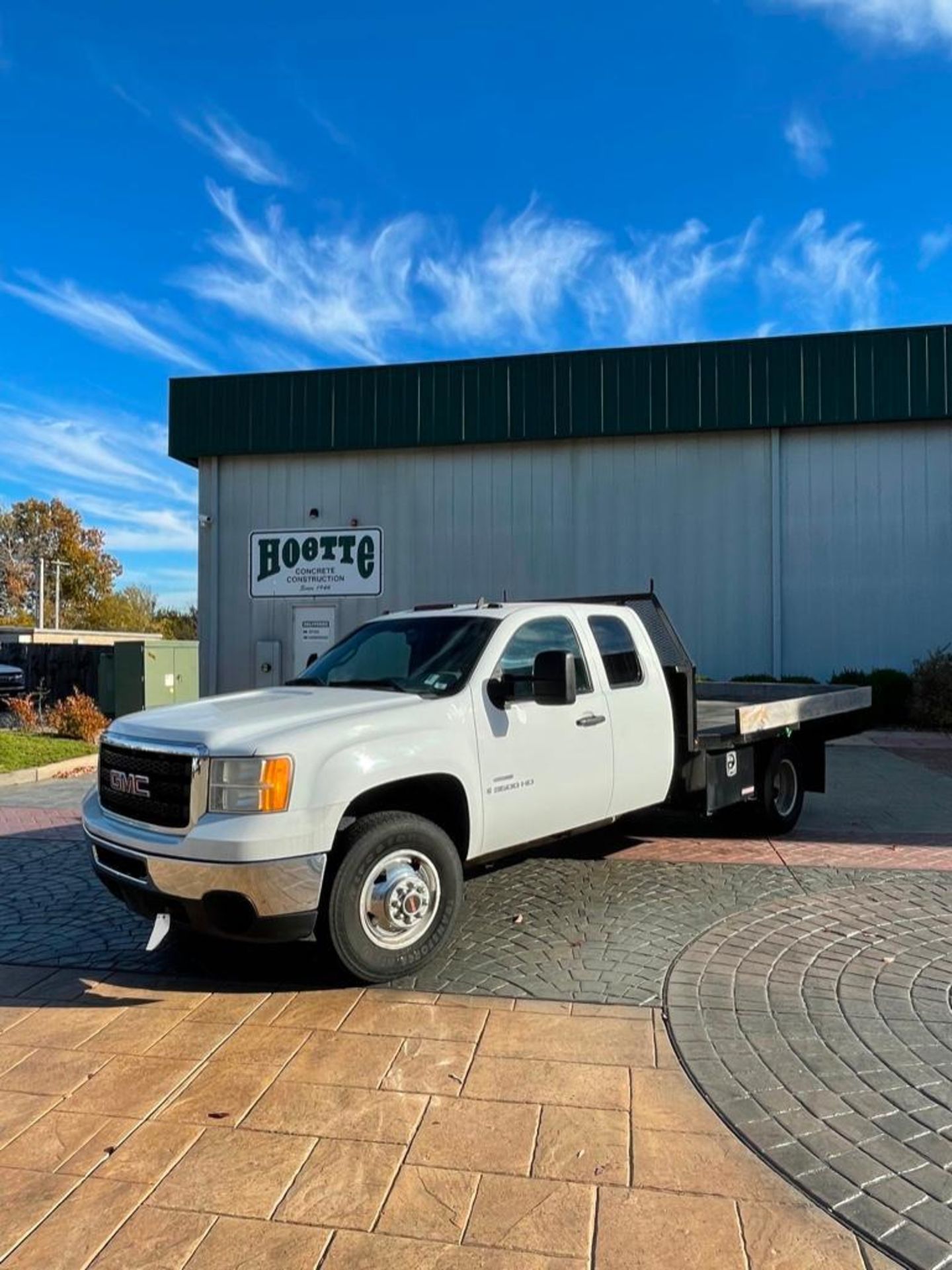 2009 GMC 3500 HD 4 x 4 Extended Cab Dually Utility Flatbed Pickup Truck, Model #K31053, Vin #1GDJK79